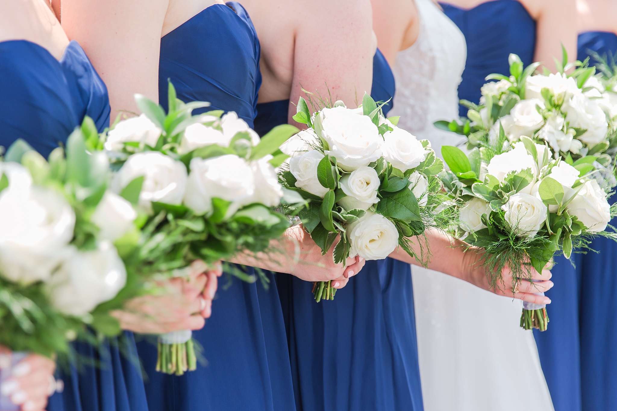 joyful-candid-laid-back-wedding-photos-in-ann-arbor-michigan-and-at-the-eagle-crest-golf-resort-by-courtney-carolyn-photography_0044.jpg