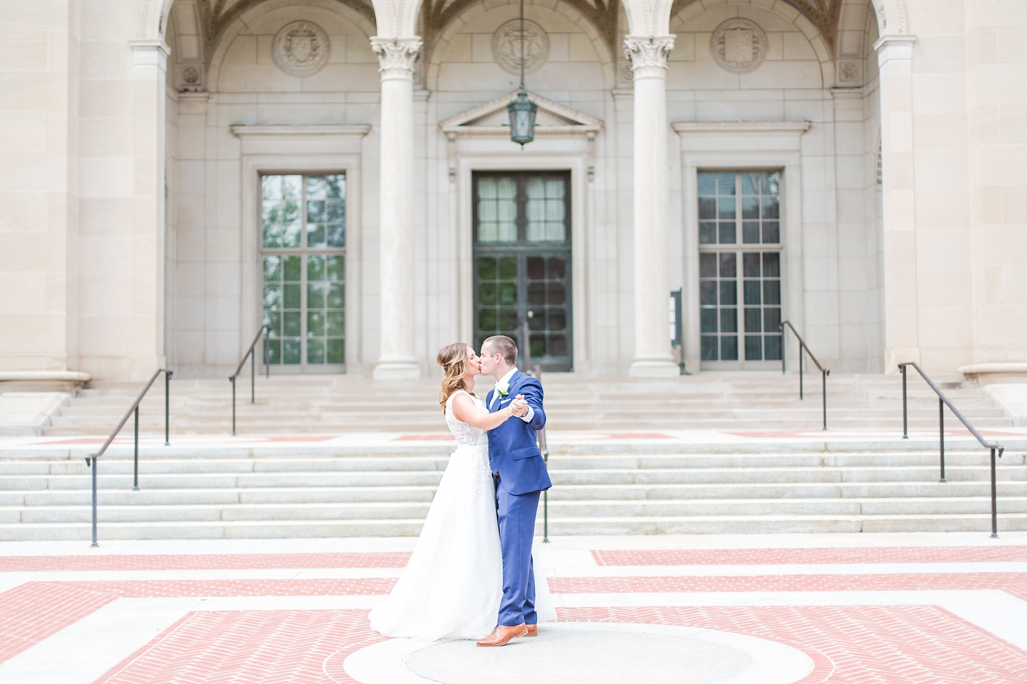 joyful-candid-laid-back-wedding-photos-in-ann-arbor-michigan-and-at-the-eagle-crest-golf-resort-by-courtney-carolyn-photography_0057.jpg