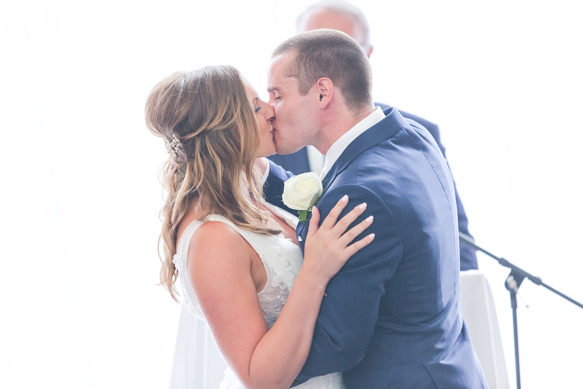 joyful-candid-laid-back-wedding-photos-in-ann-arbor-michigan-and-at-the-eagle-crest-golf-resort-by-courtney-carolyn-photography_0082.jpg