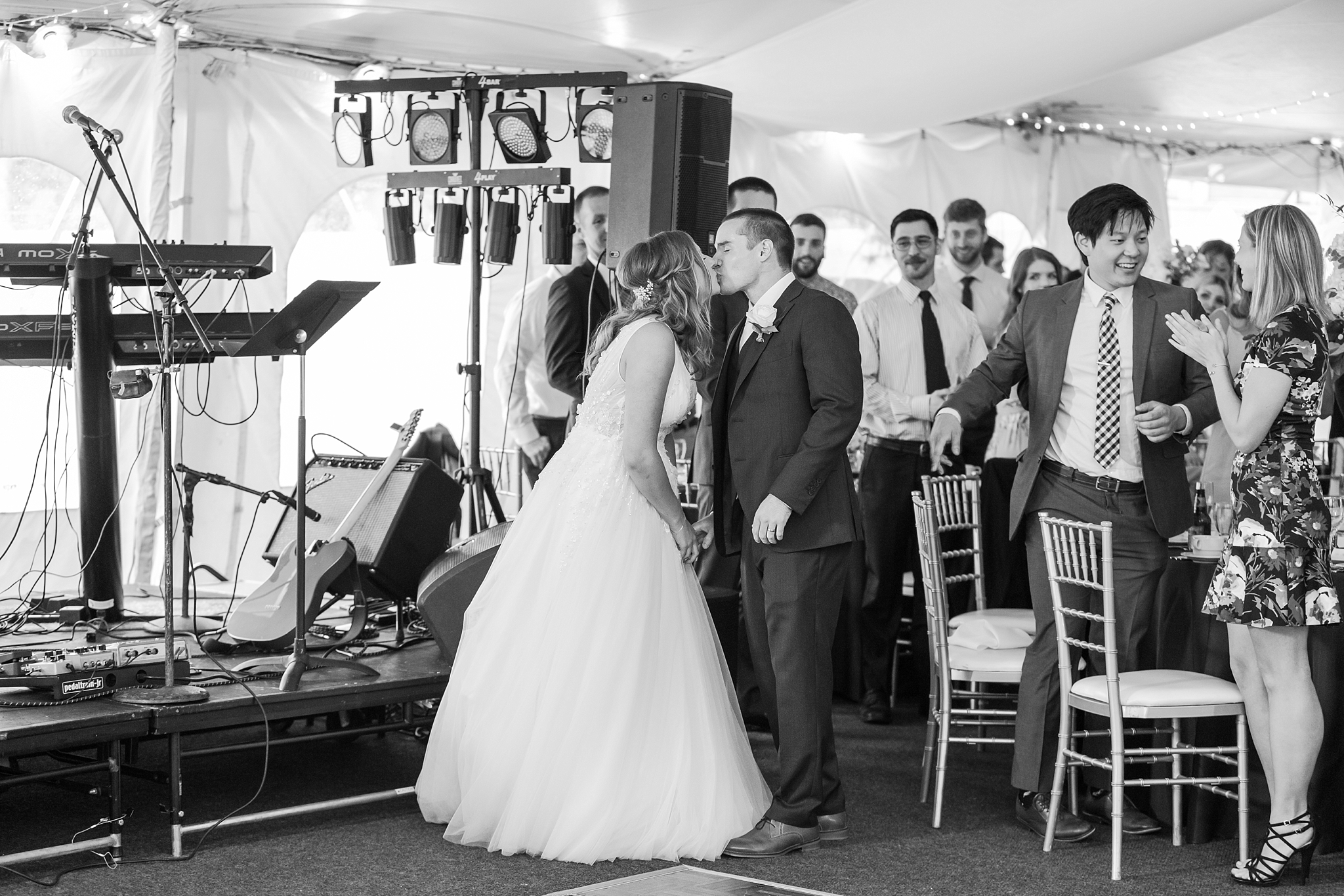 joyful-candid-laid-back-wedding-photos-in-ann-arbor-michigan-and-at-the-eagle-crest-golf-resort-by-courtney-carolyn-photography_0114.jpg
