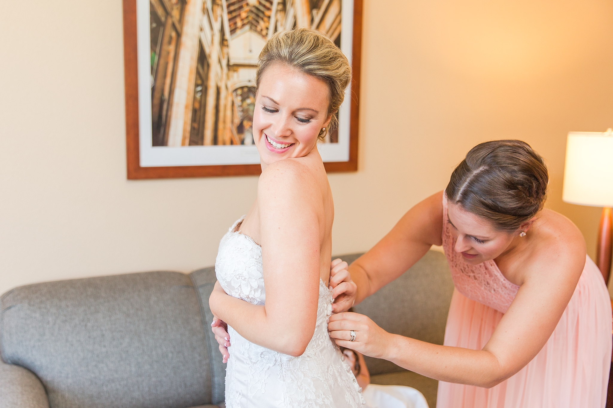 fun-candid-laid-back-wedding-photos-at-wellers-carriage-house-in-saline-michigan-and-at-the-eagle-crest-golf-resort-by-courtney-carolyn-photography_0010.jpg