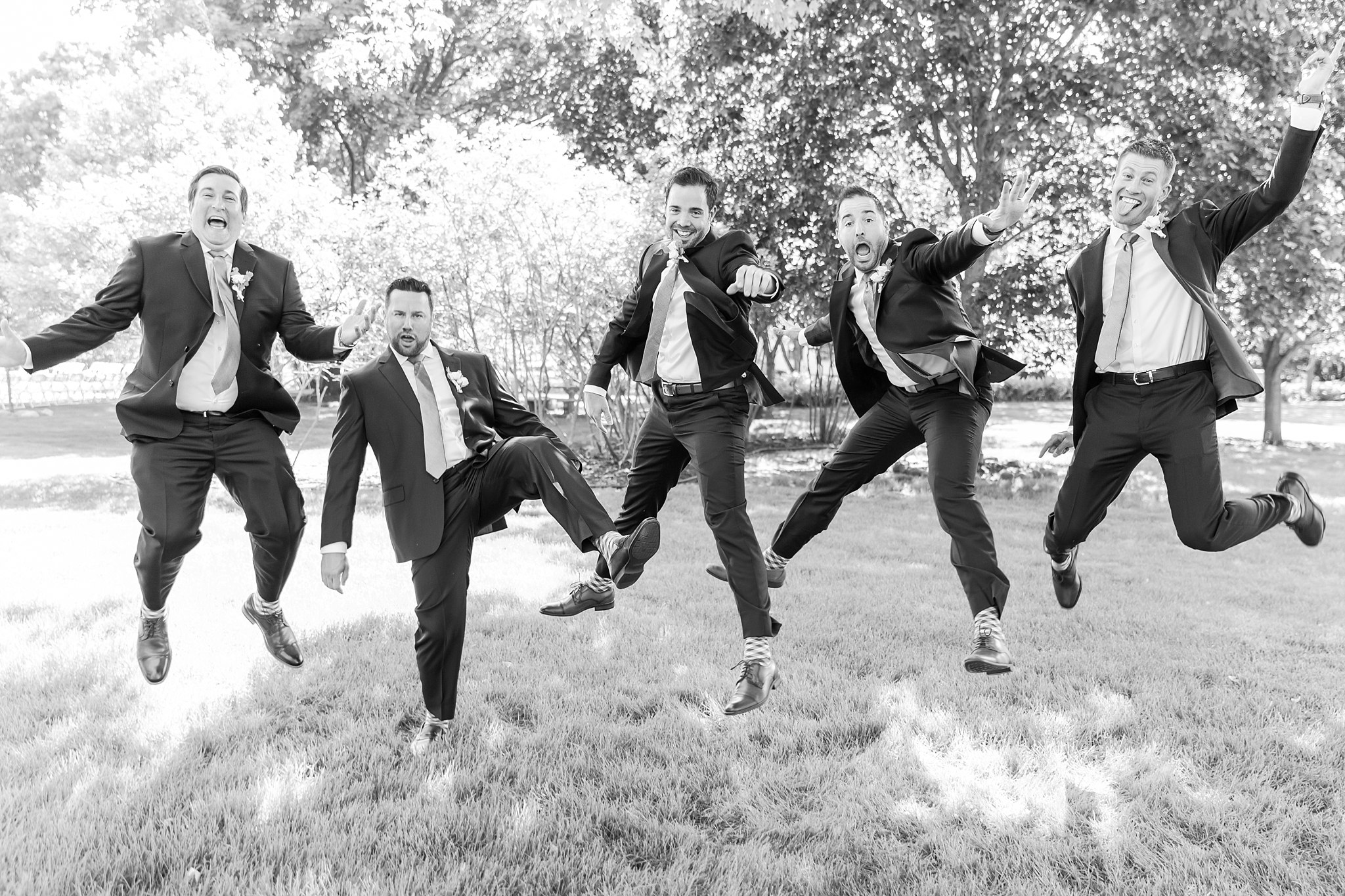 fun-candid-laid-back-wedding-photos-at-wellers-carriage-house-in-saline-michigan-and-at-the-eagle-crest-golf-resort-by-courtney-carolyn-photography_0036.jpg