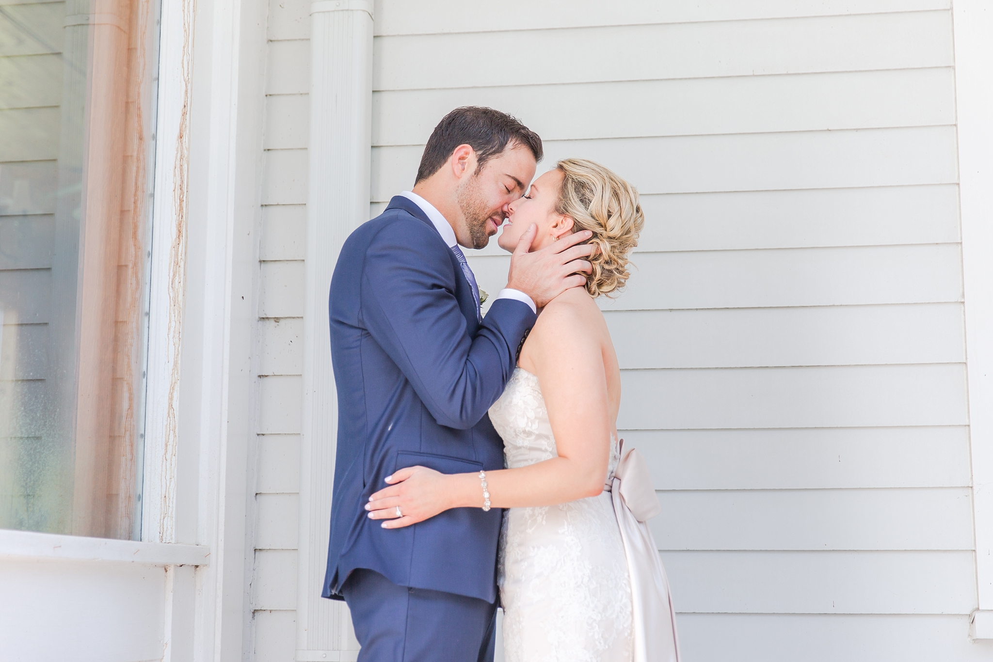 fun-candid-laid-back-wedding-photos-at-wellers-carriage-house-in-saline-michigan-and-at-the-eagle-crest-golf-resort-by-courtney-carolyn-photography_0046.jpg