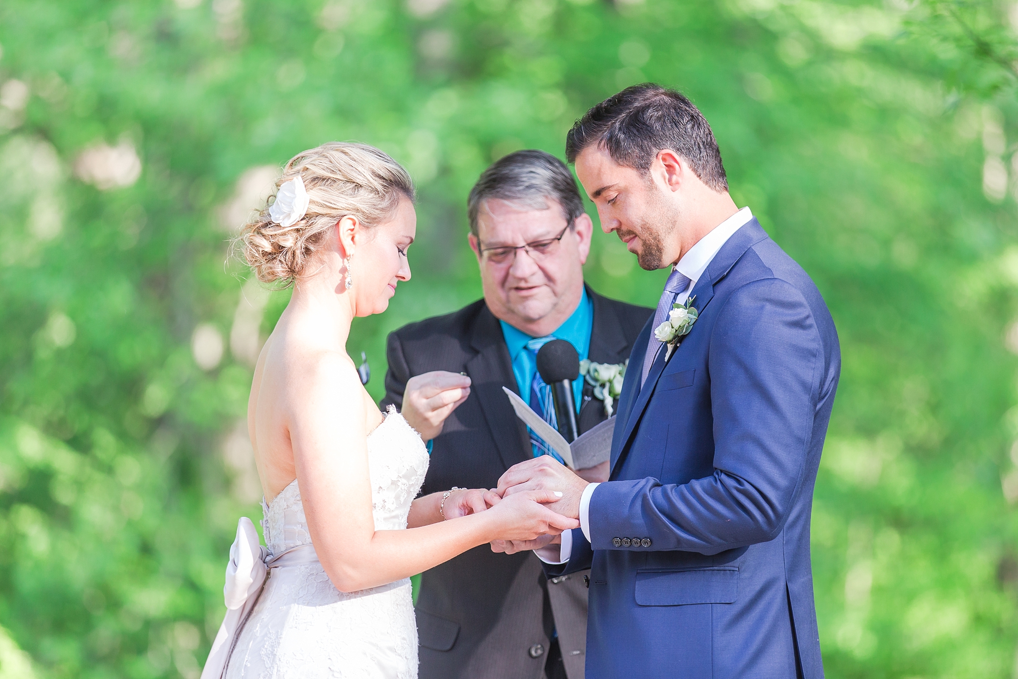 fun-candid-laid-back-wedding-photos-at-wellers-carriage-house-in-saline-michigan-and-at-the-eagle-crest-golf-resort-by-courtney-carolyn-photography_0069.jpg
