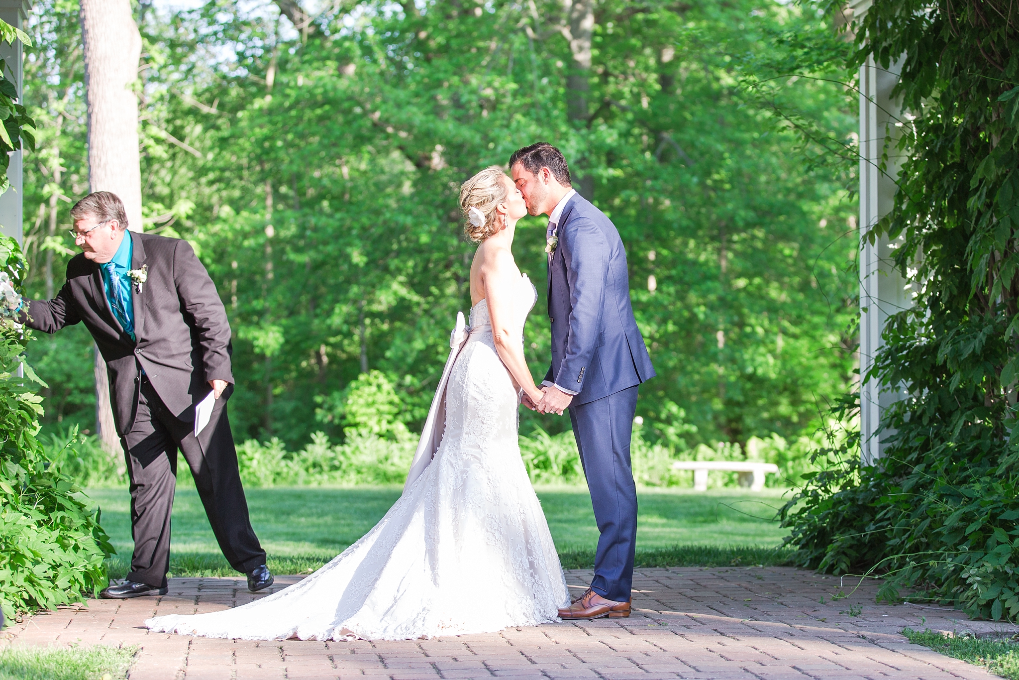 fun-candid-laid-back-wedding-photos-at-wellers-carriage-house-in-saline-michigan-and-at-the-eagle-crest-golf-resort-by-courtney-carolyn-photography_0071.jpg