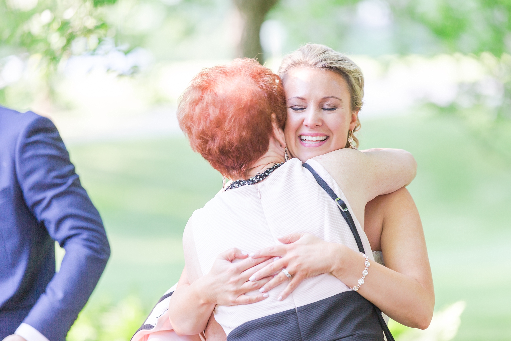 fun-candid-laid-back-wedding-photos-at-wellers-carriage-house-in-saline-michigan-and-at-the-eagle-crest-golf-resort-by-courtney-carolyn-photography_0075.jpg