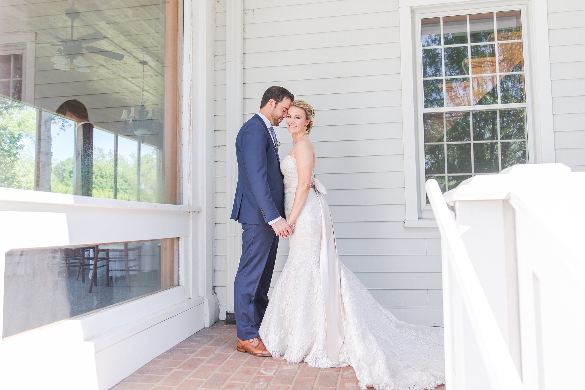 fun-candid-laid-back-wedding-photos-at-wellers-carriage-house-in-saline-michigan-and-at-the-eagle-crest-golf-resort-by-courtney-carolyn-photography_0079.jpg