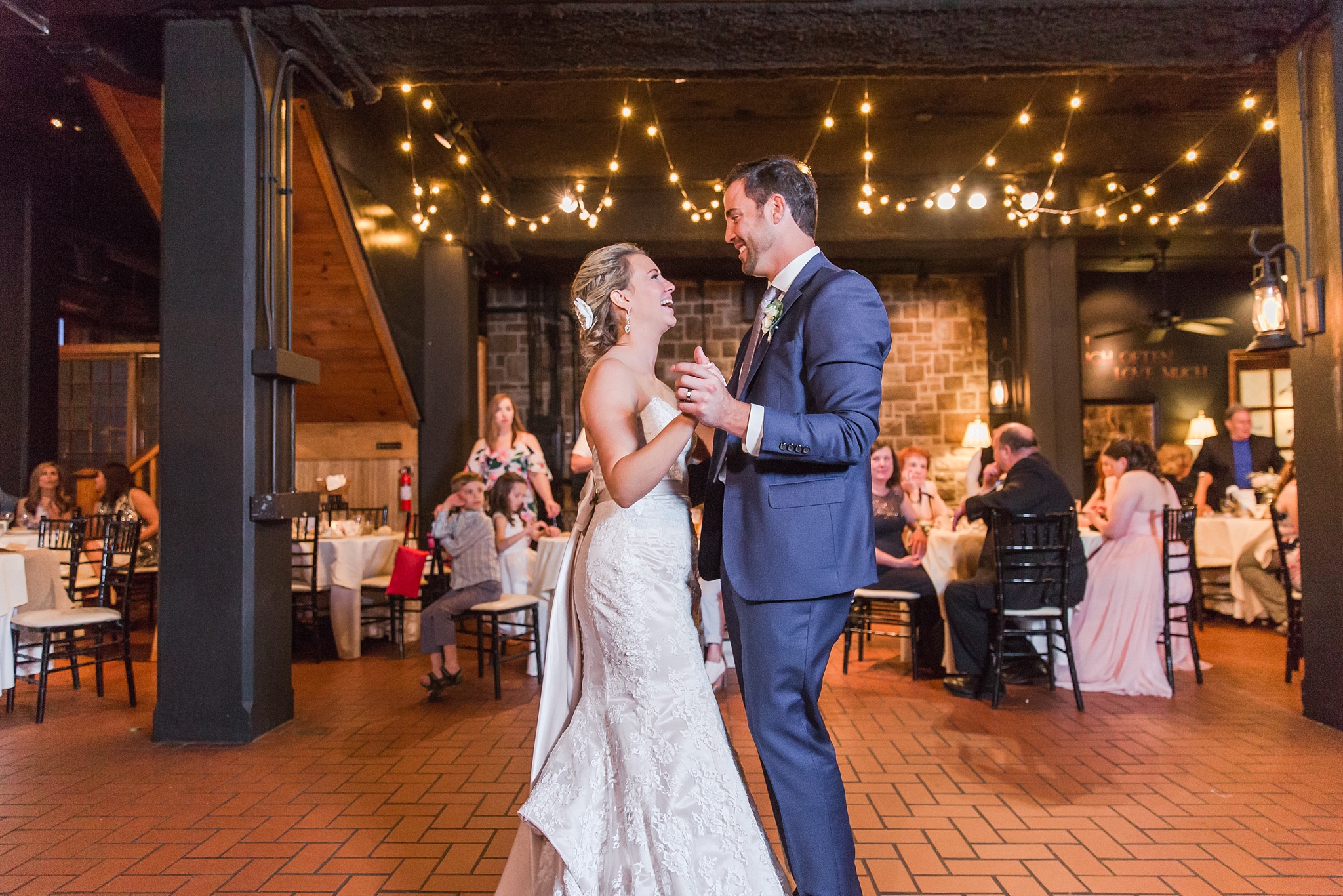 fun-candid-laid-back-wedding-photos-at-wellers-carriage-house-in-saline-michigan-and-at-the-eagle-crest-golf-resort-by-courtney-carolyn-photography_0089.jpg