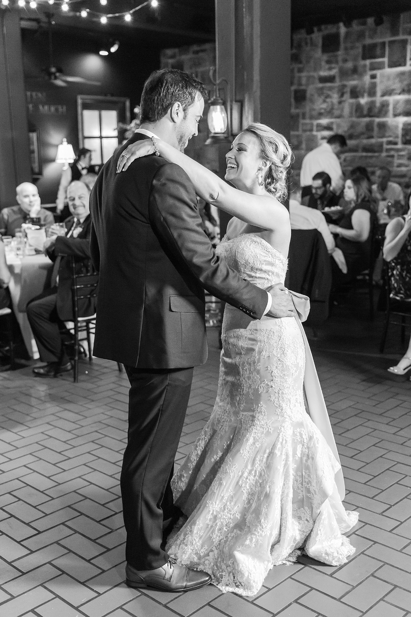 fun-candid-laid-back-wedding-photos-at-wellers-carriage-house-in-saline-michigan-and-at-the-eagle-crest-golf-resort-by-courtney-carolyn-photography_0090.jpg