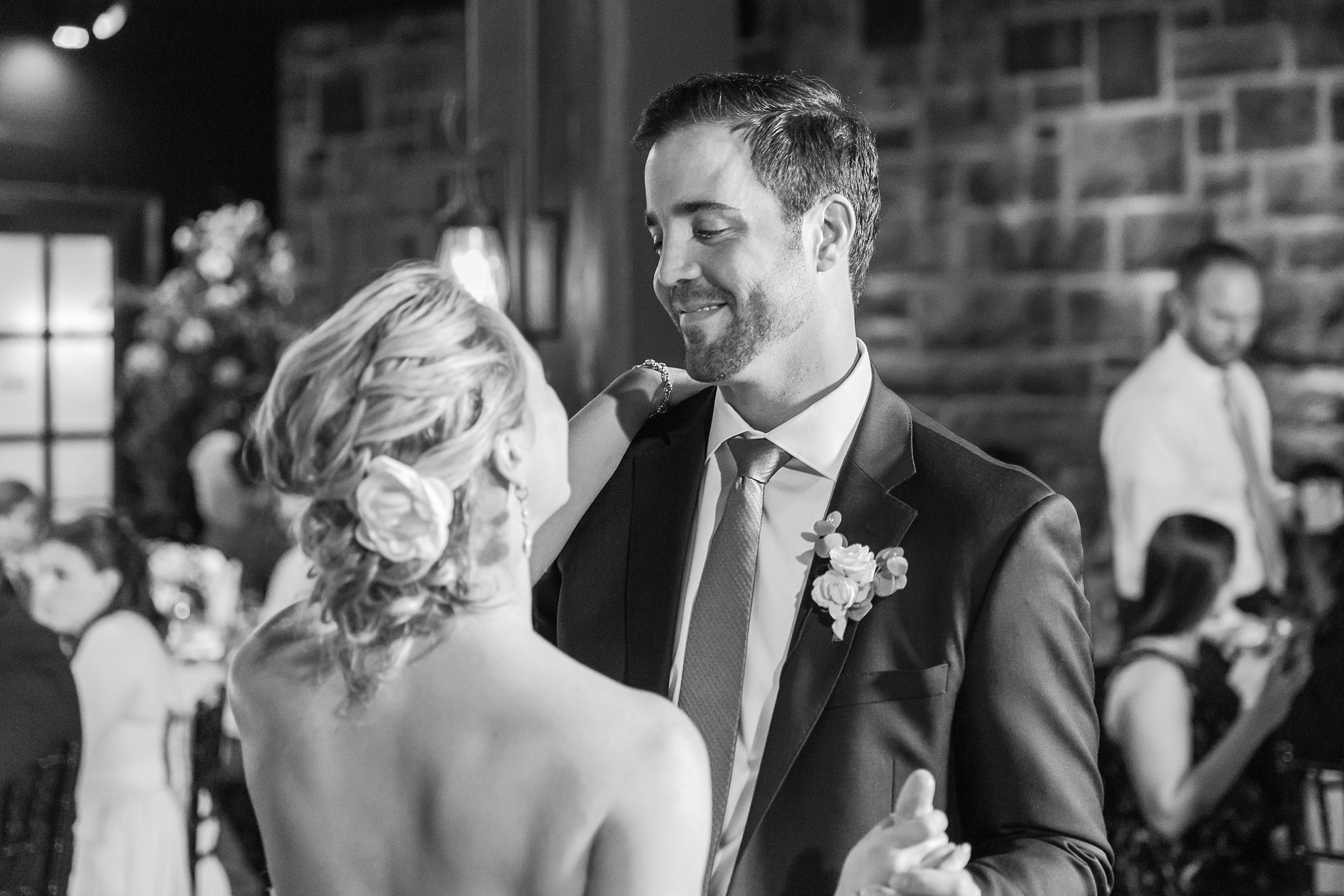 fun-candid-laid-back-wedding-photos-at-wellers-carriage-house-in-saline-michigan-and-at-the-eagle-crest-golf-resort-by-courtney-carolyn-photography_0093.jpg