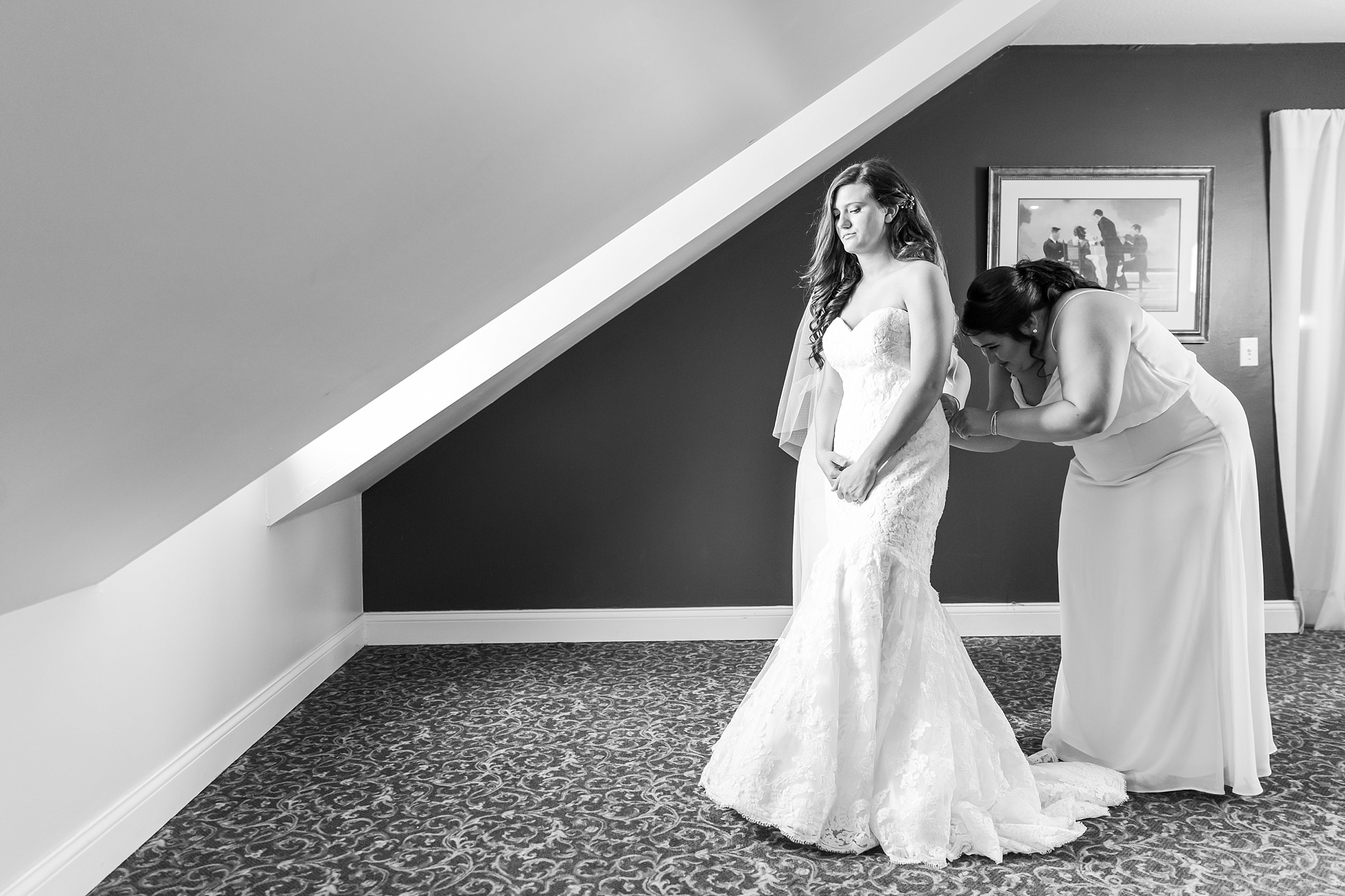 candid-timeless-wedding-photos-at-the-captains-club-in-grand-blanc-michigan-by-courtney-carolyn-photography_0013.jpg