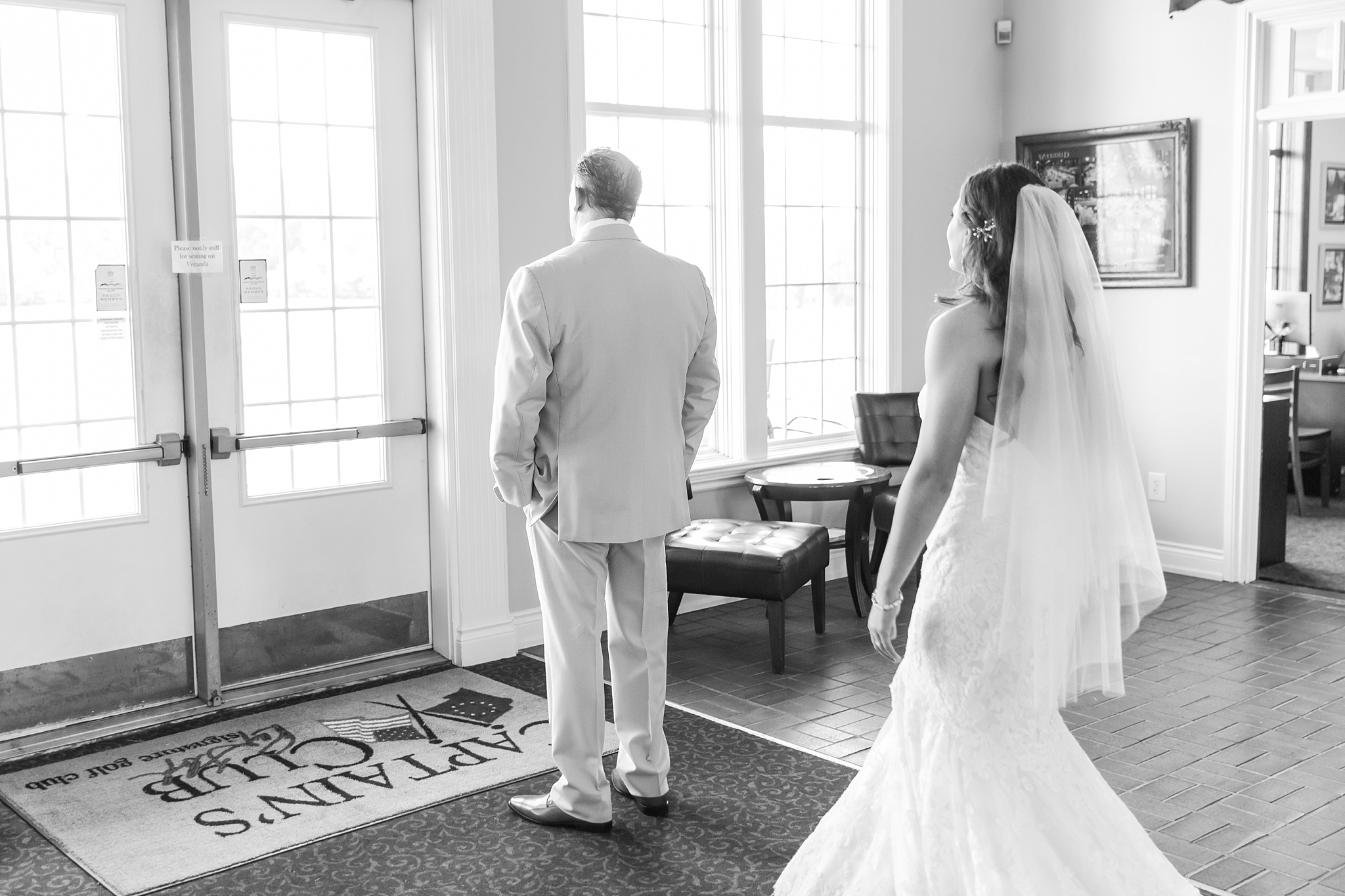 candid-timeless-wedding-photos-at-the-captains-club-in-grand-blanc-michigan-by-courtney-carolyn-photography_0025.jpg