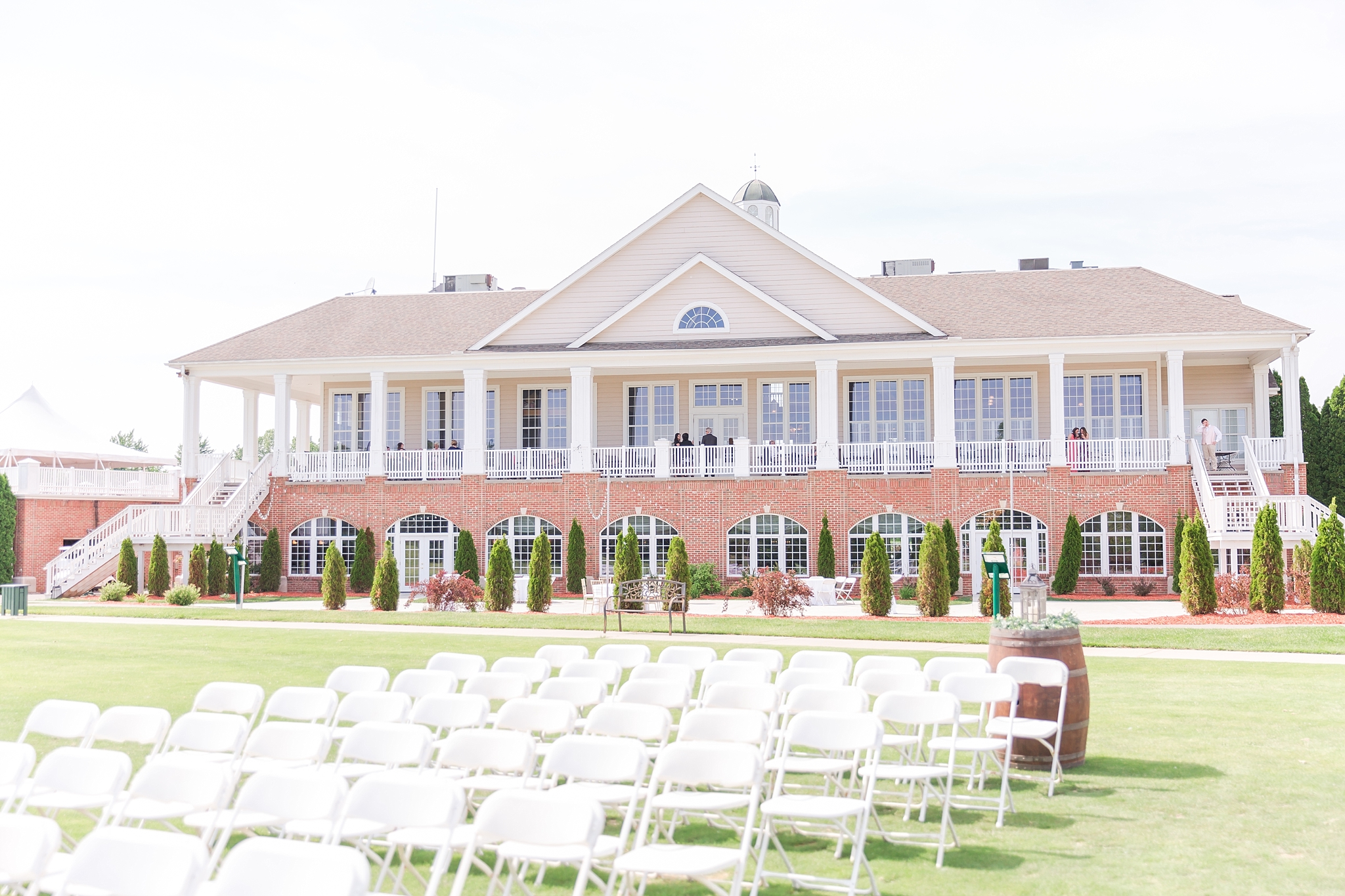 candid-timeless-wedding-photos-at-the-captains-club-in-grand-blanc-michigan-by-courtney-carolyn-photography_0028.jpg