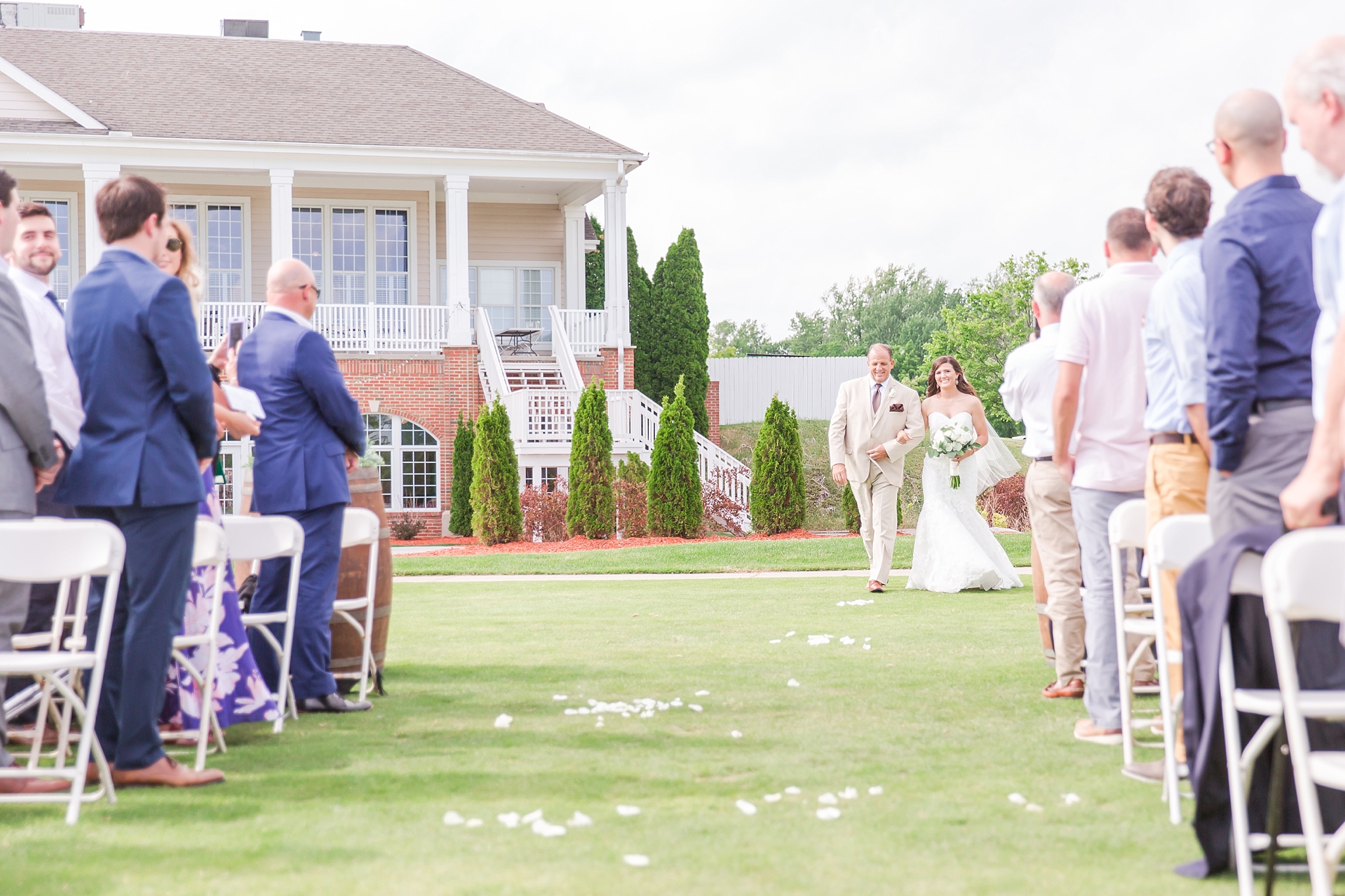 candid-timeless-wedding-photos-at-the-captains-club-in-grand-blanc-michigan-by-courtney-carolyn-photography_0034.jpg