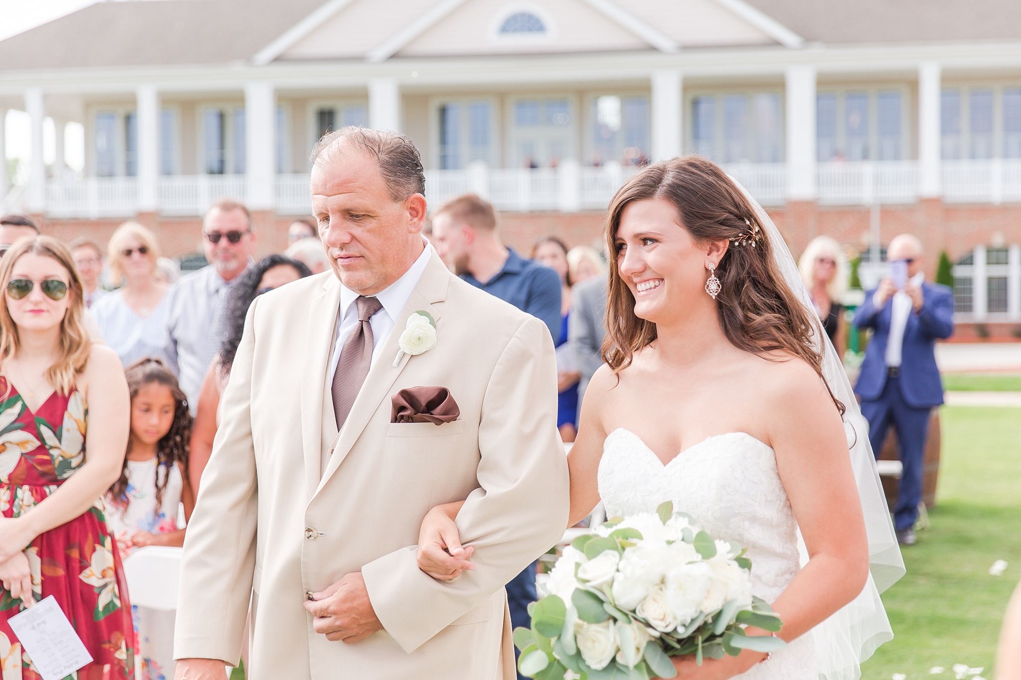 candid-timeless-wedding-photos-at-the-captains-club-in-grand-blanc-michigan-by-courtney-carolyn-photography_0038.jpg