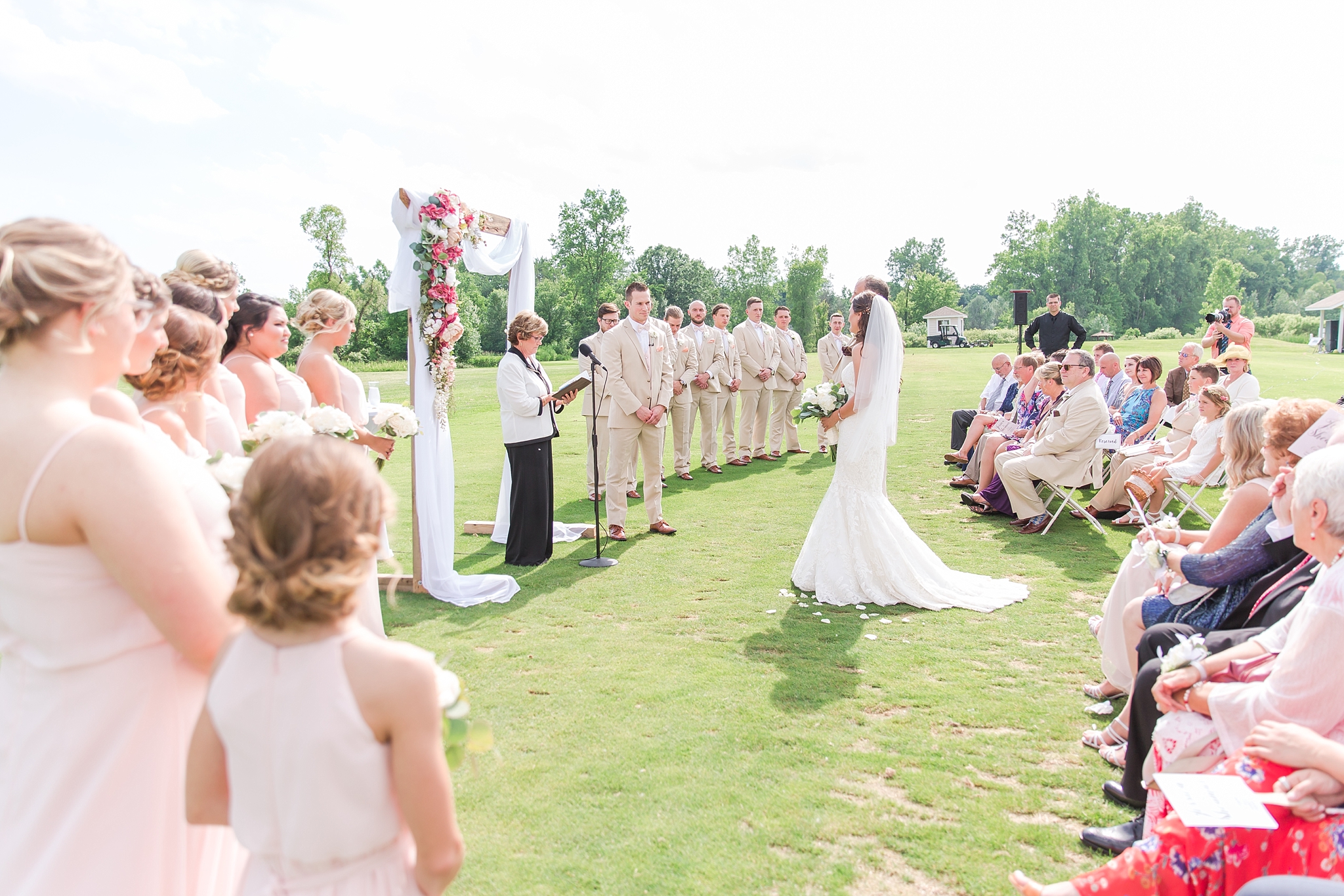 candid-timeless-wedding-photos-at-the-captains-club-in-grand-blanc-michigan-by-courtney-carolyn-photography_0039.jpg