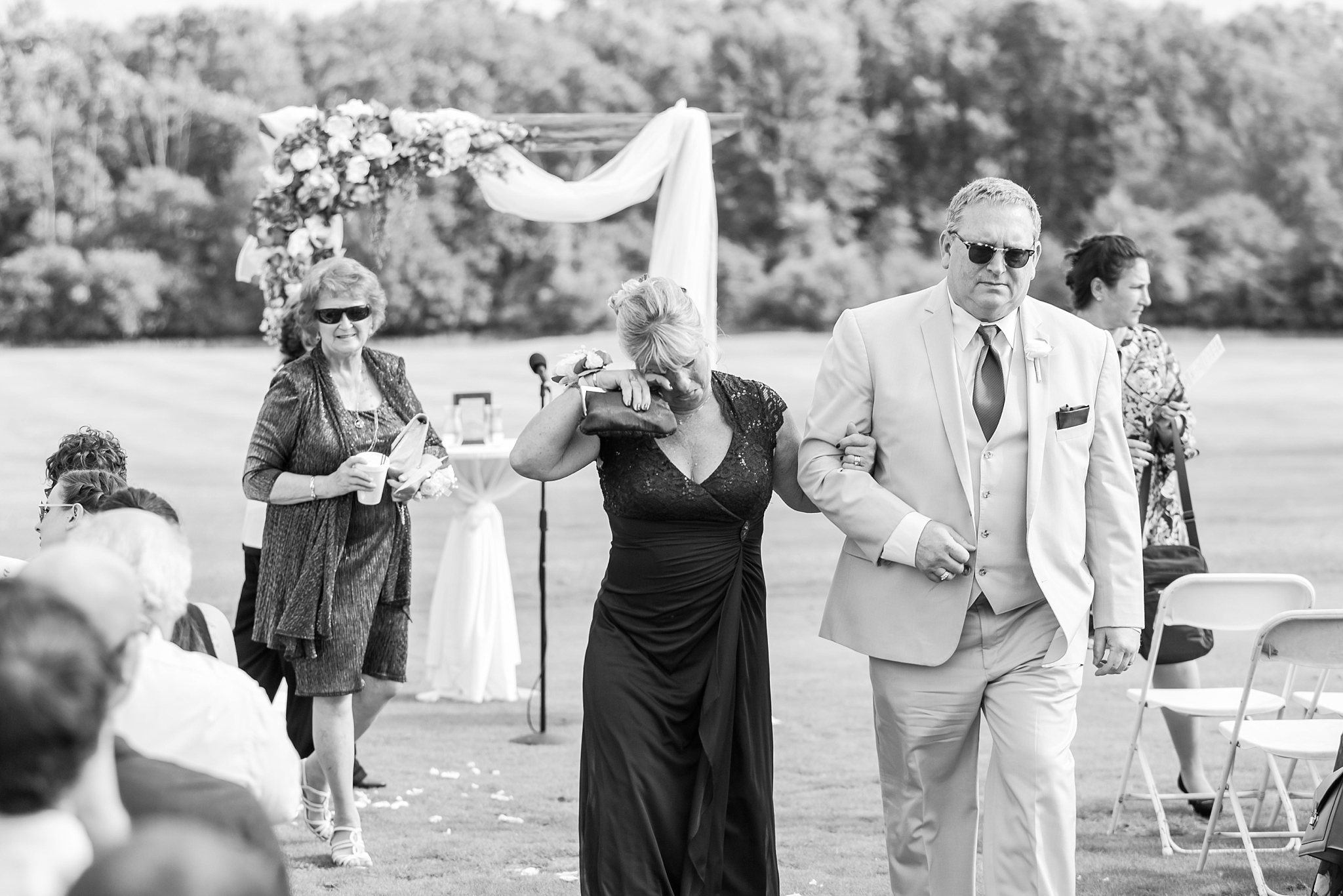 candid-timeless-wedding-photos-at-the-captains-club-in-grand-blanc-michigan-by-courtney-carolyn-photography_0053.jpg