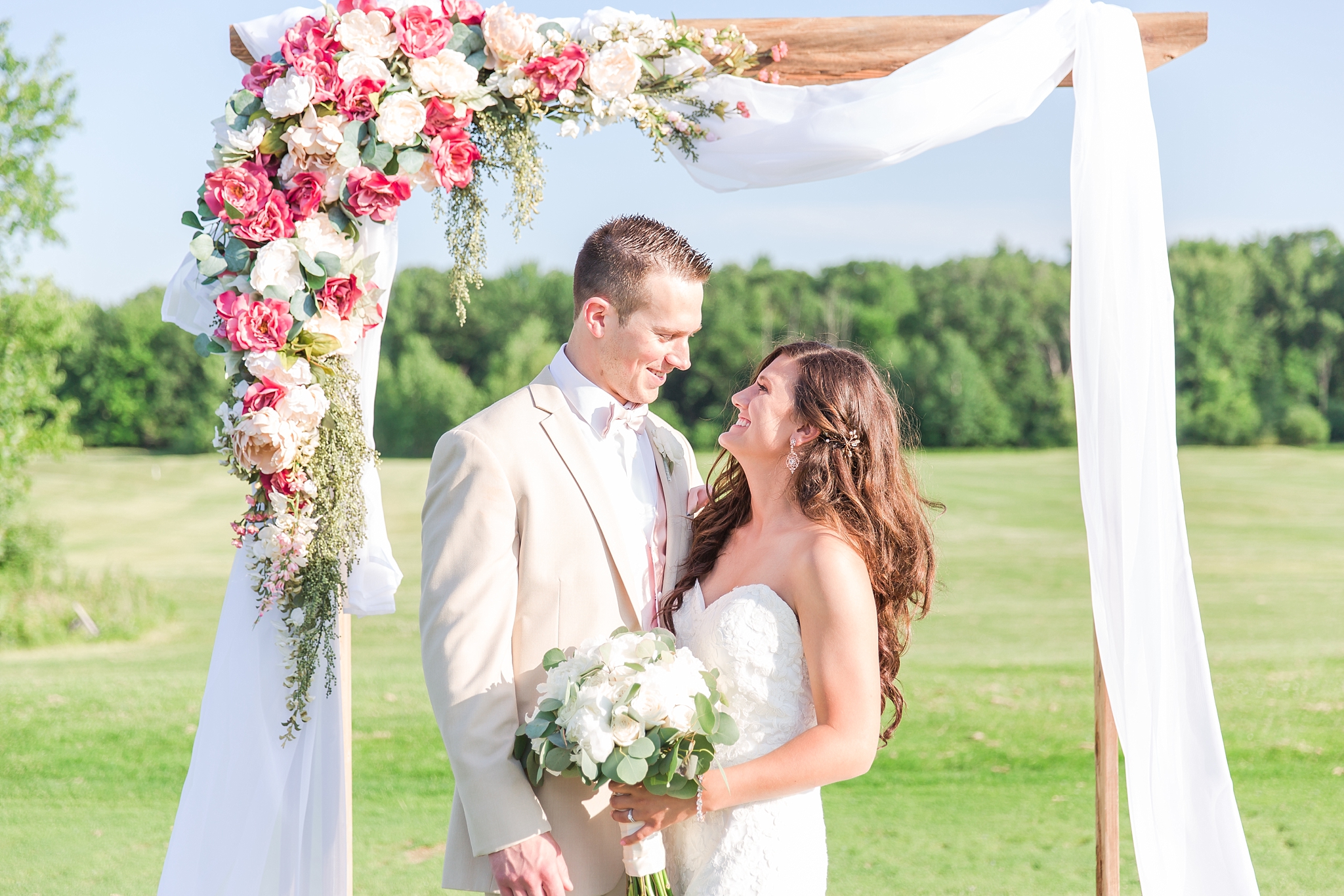 candid-timeless-wedding-photos-at-the-captains-club-in-grand-blanc-michigan-by-courtney-carolyn-photography_0062.jpg