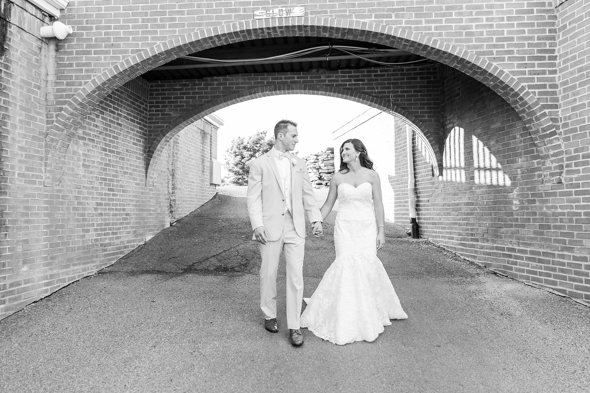 candid-timeless-wedding-photos-at-the-captains-club-in-grand-blanc-michigan-by-courtney-carolyn-photography_0064.jpg