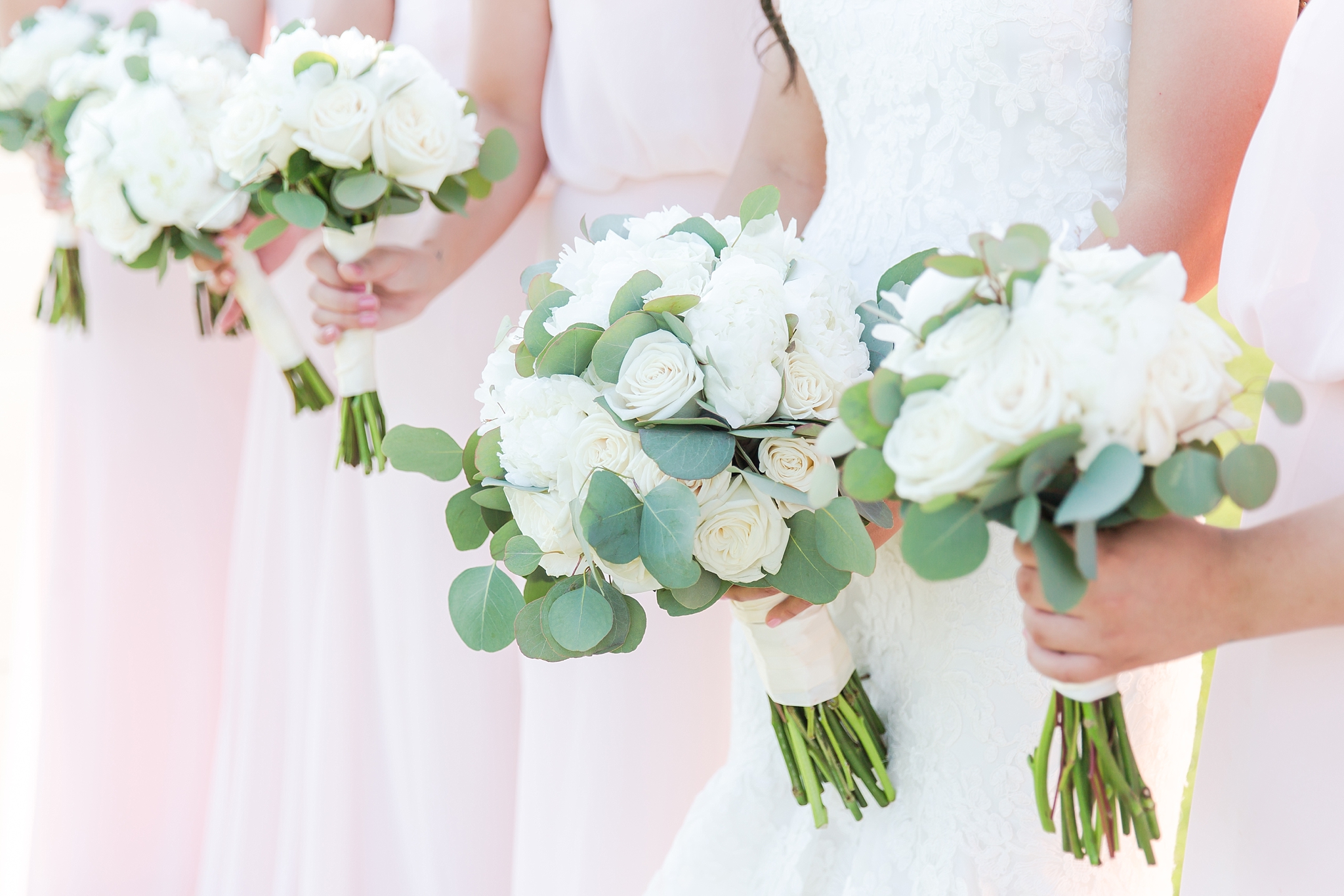 candid-timeless-wedding-photos-at-the-captains-club-in-grand-blanc-michigan-by-courtney-carolyn-photography_0077.jpg