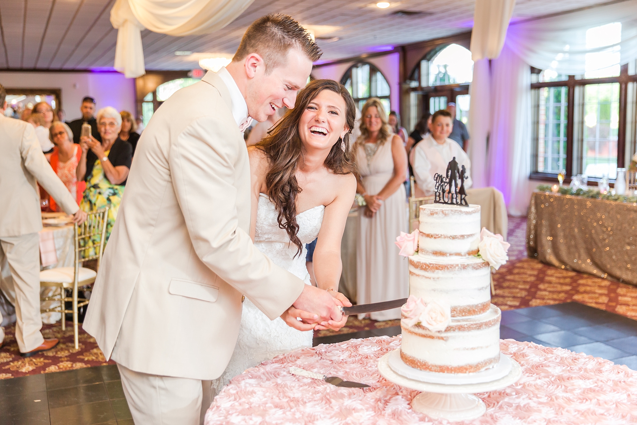 candid-timeless-wedding-photos-at-the-captains-club-in-grand-blanc-michigan-by-courtney-carolyn-photography_0090.jpg