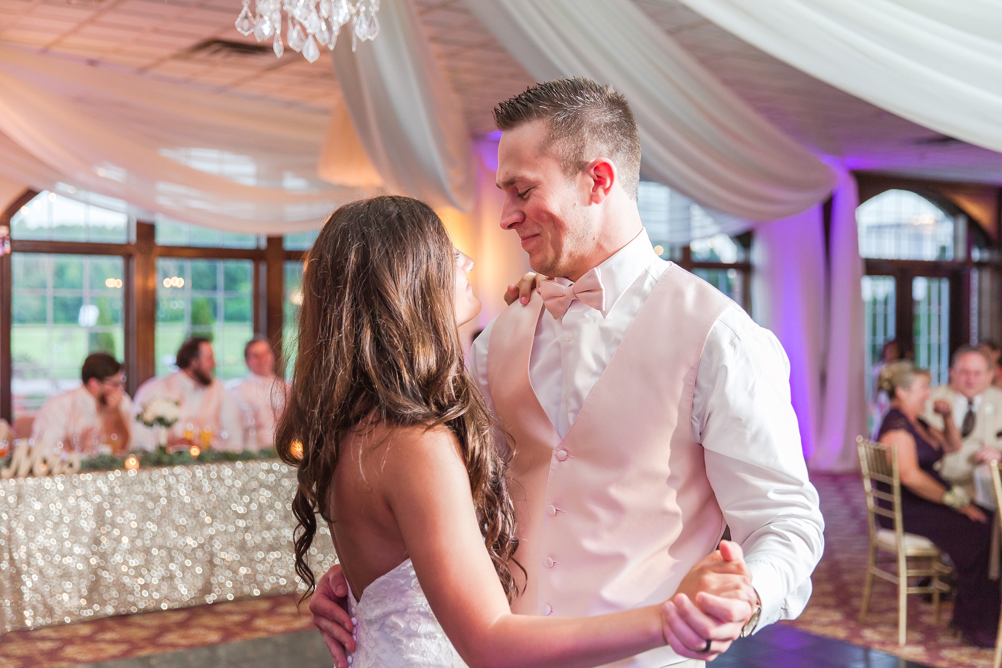 candid-timeless-wedding-photos-at-the-captains-club-in-grand-blanc-michigan-by-courtney-carolyn-photography_0099.jpg