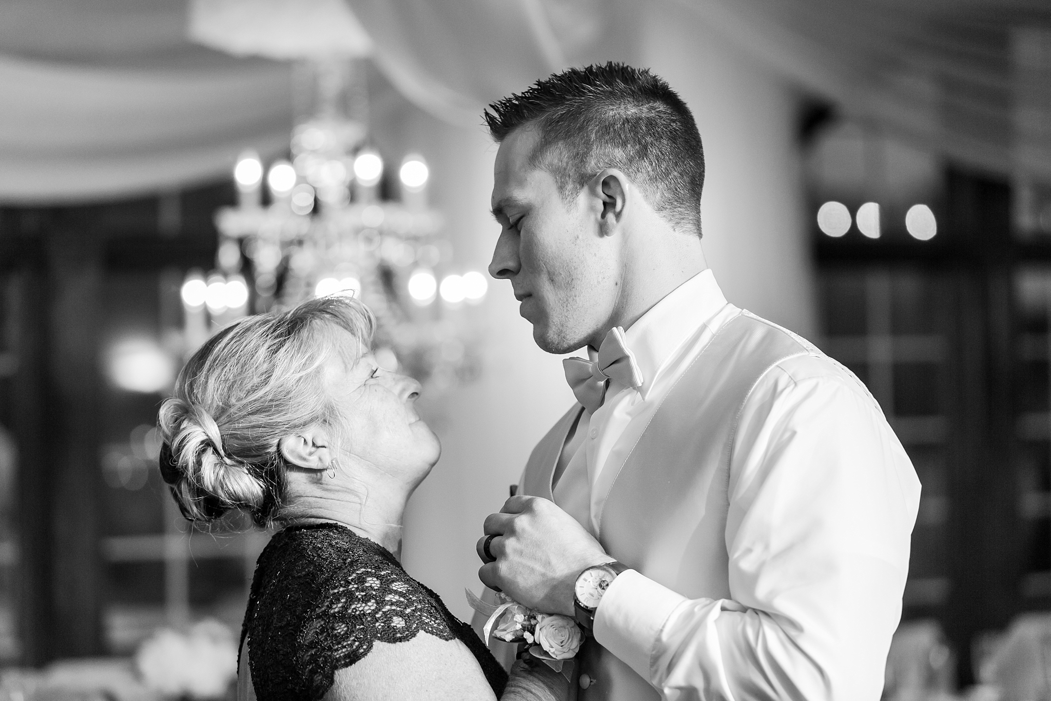 candid-timeless-wedding-photos-at-the-captains-club-in-grand-blanc-michigan-by-courtney-carolyn-photography_0111.jpg