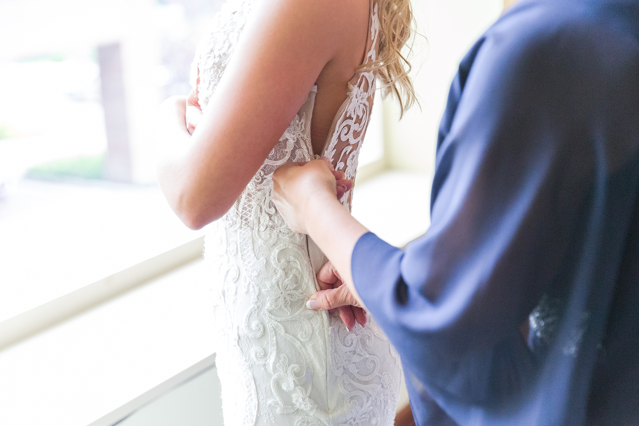candid-romantic-wedding-photos-at-the-h-hotel-in-midland-michigan-by-courtney-carolyn-photography_0009.jpg