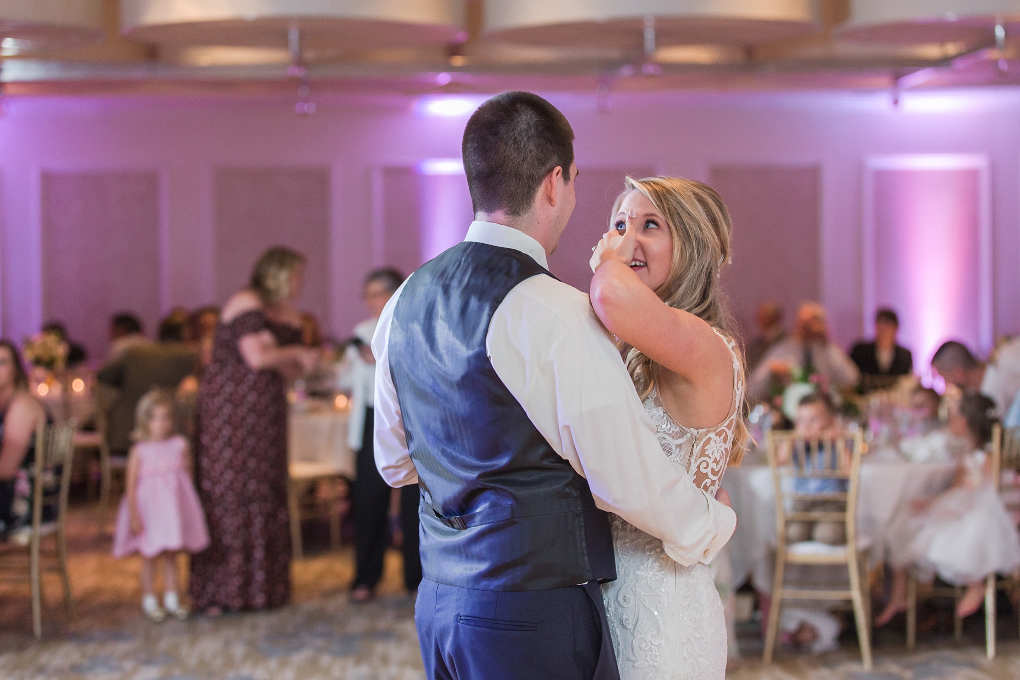 candid-romantic-wedding-photos-at-the-h-hotel-in-midland-michigan-by-courtney-carolyn-photography_0091.jpg