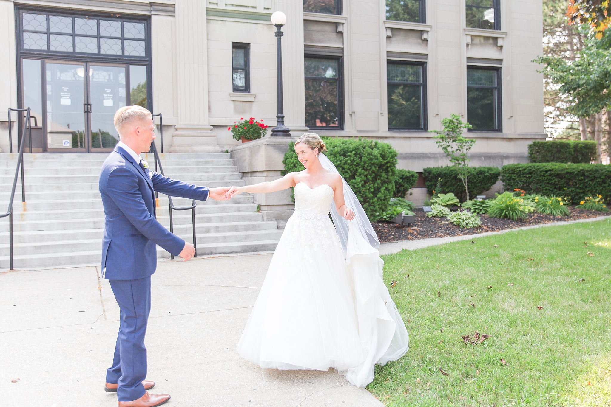 fun-nautical-wedding-photos-at-the-bean-dock-in-downtown-port-huron-michigan-by-courtney-carolyn-photography_0057.jpg