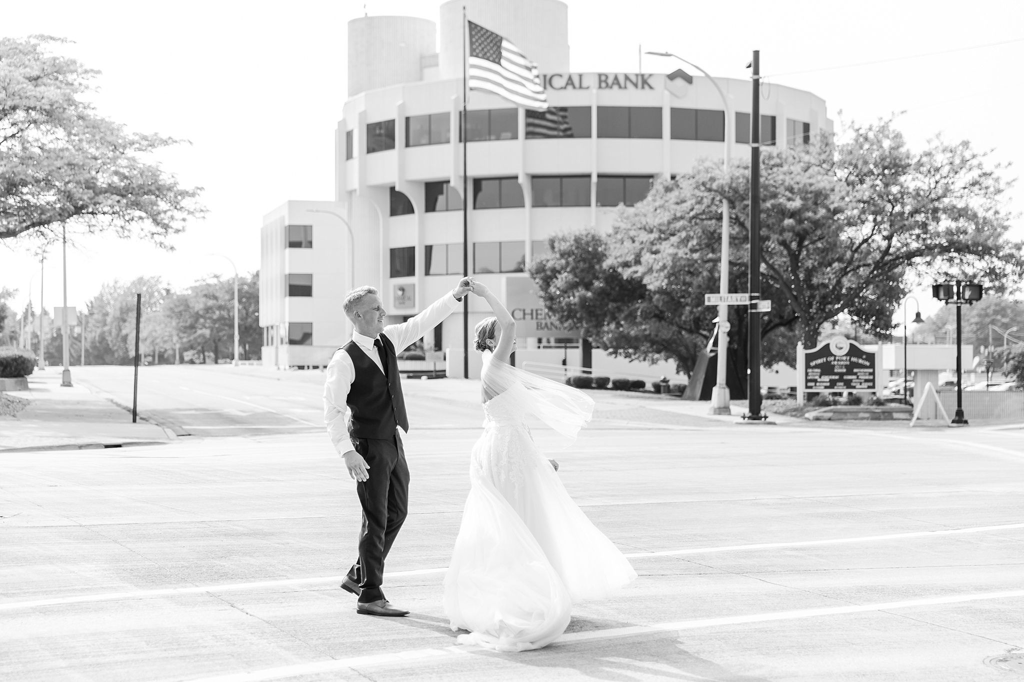 fun-nautical-wedding-photos-at-the-bean-dock-in-downtown-port-huron-michigan-by-courtney-carolyn-photography_0073.jpg