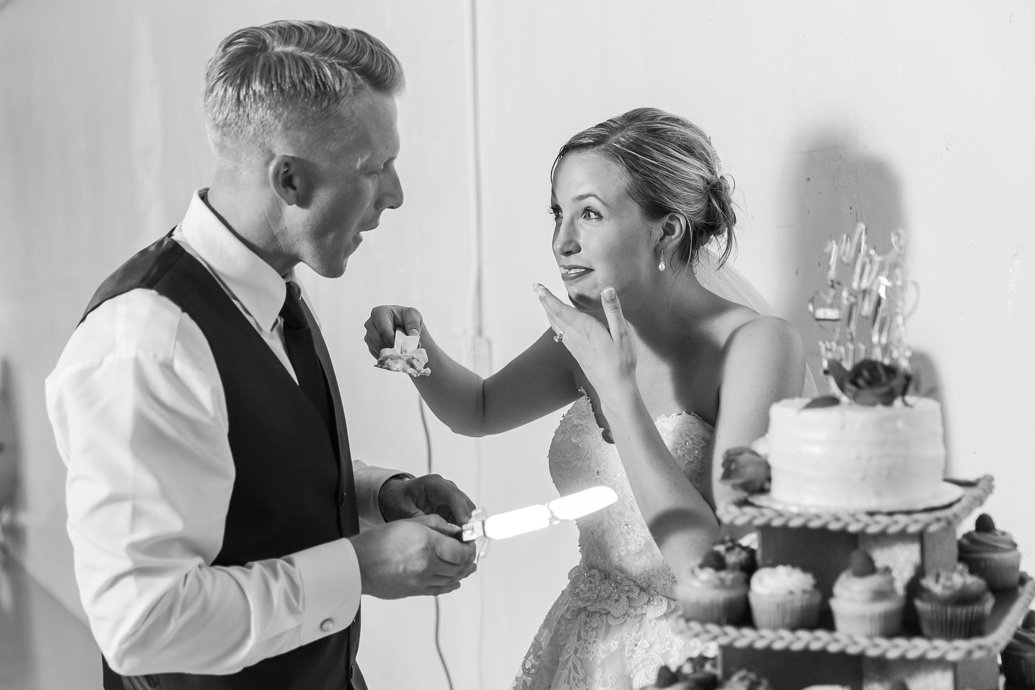 fun-nautical-wedding-photos-at-the-bean-dock-in-downtown-port-huron-michigan-by-courtney-carolyn-photography_0090.jpg
