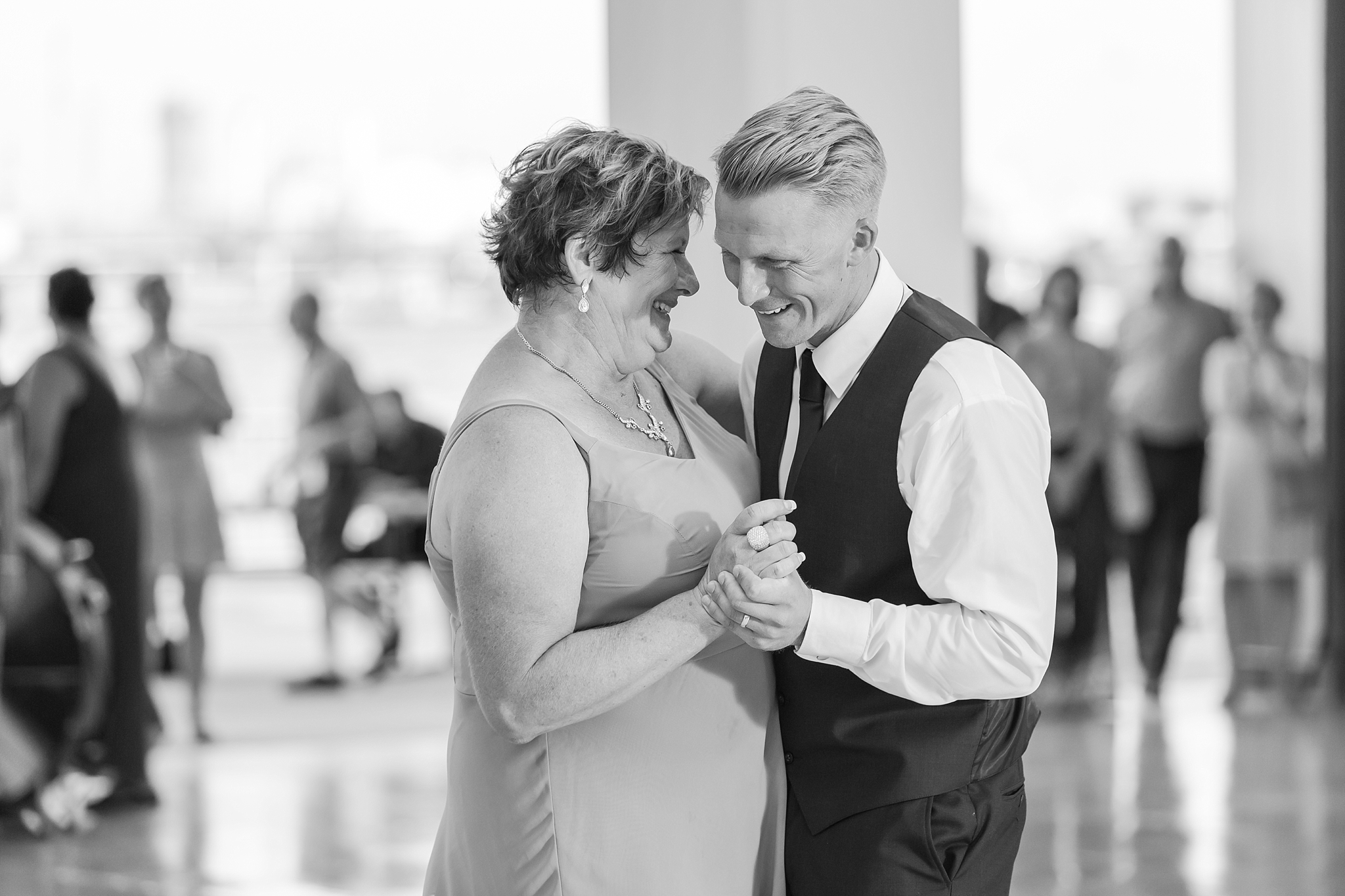 fun-nautical-wedding-photos-at-the-bean-dock-in-downtown-port-huron-michigan-by-courtney-carolyn-photography_0112.jpg