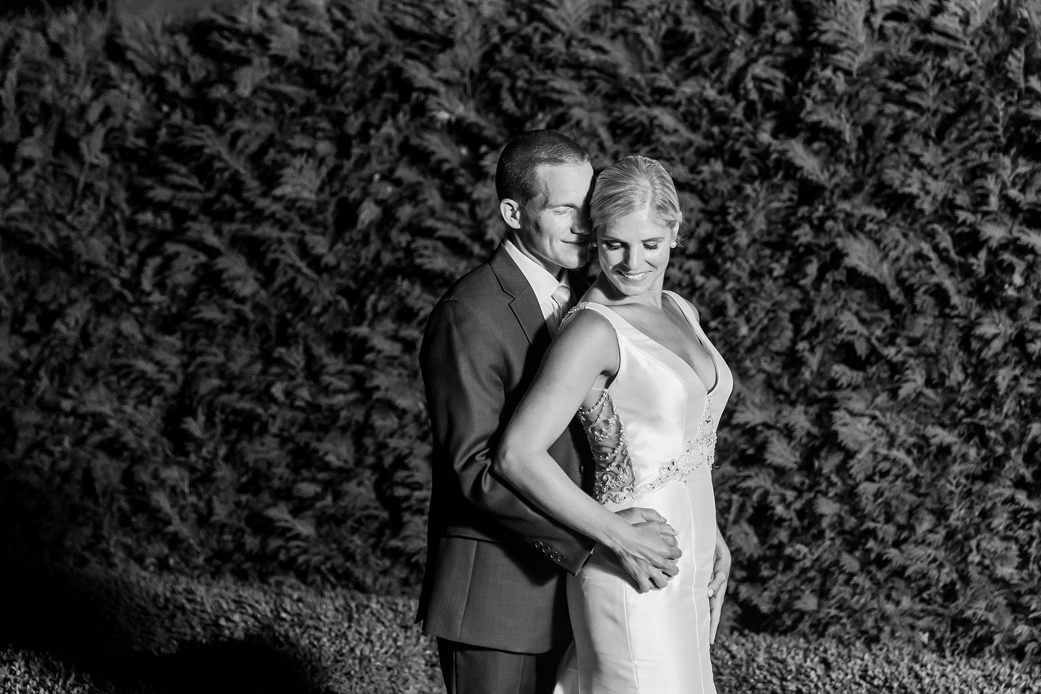 casually-chic-modern-wedding-photos-at-the-chapman-house-in-rochester-michigan-by-courtney-carolyn-photography_0064.jpg