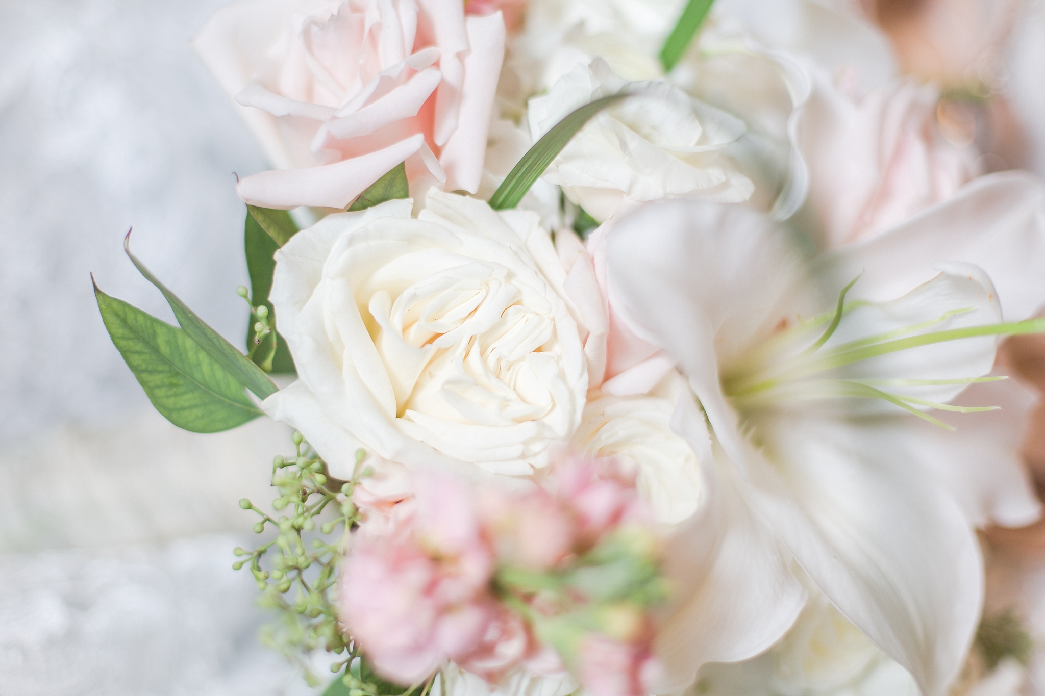 playful-blush-navy-wedding-photos-the-detroit-athletic-club-in-detroit-michigan-by-courtney-carolyn-photography_0015.jpg