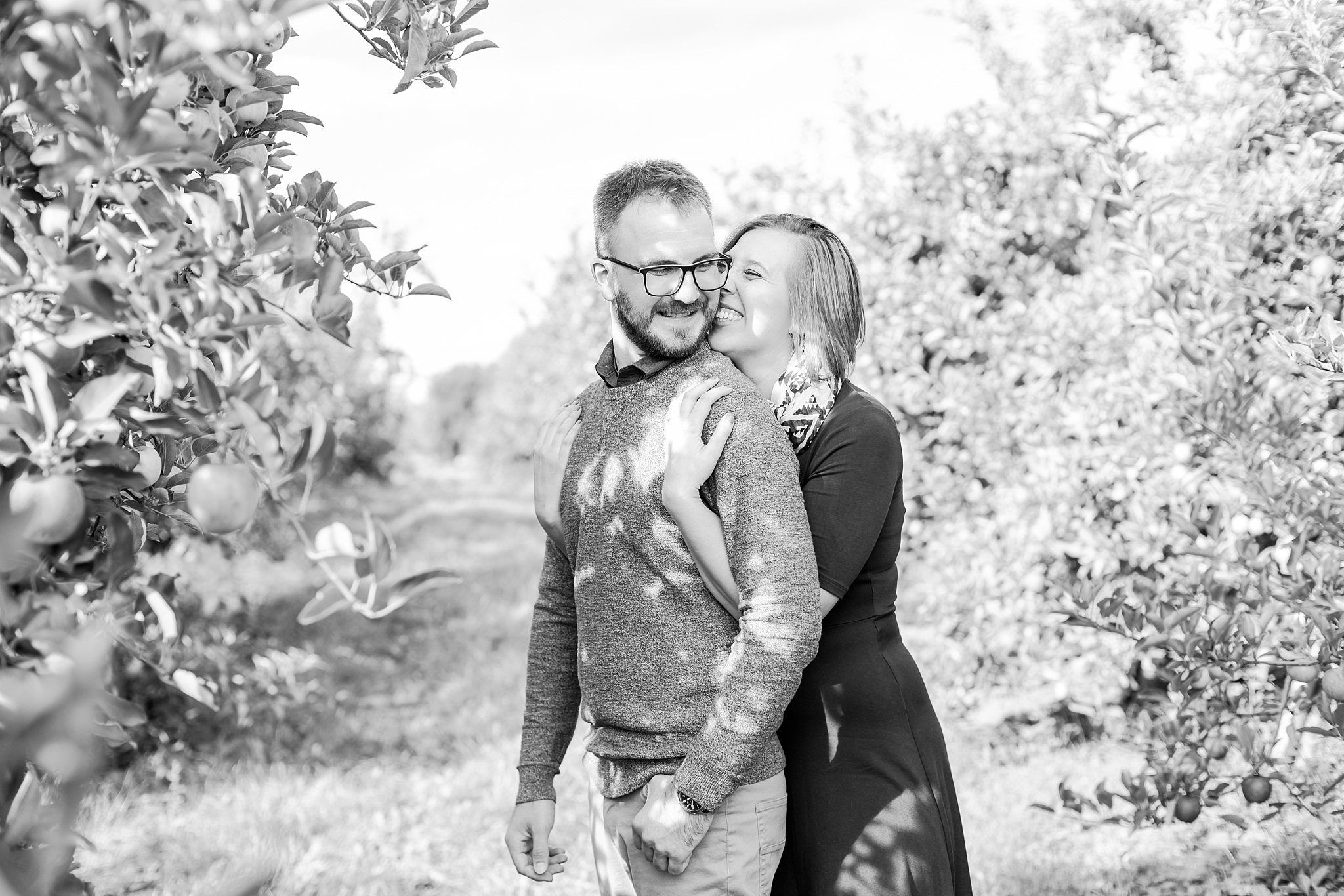 playful-fall-engagement-photos-at-hy's-cider-mill-ochard-in-bruce-township-michigan-by-courtney-carolyn-photography_0003.jpg