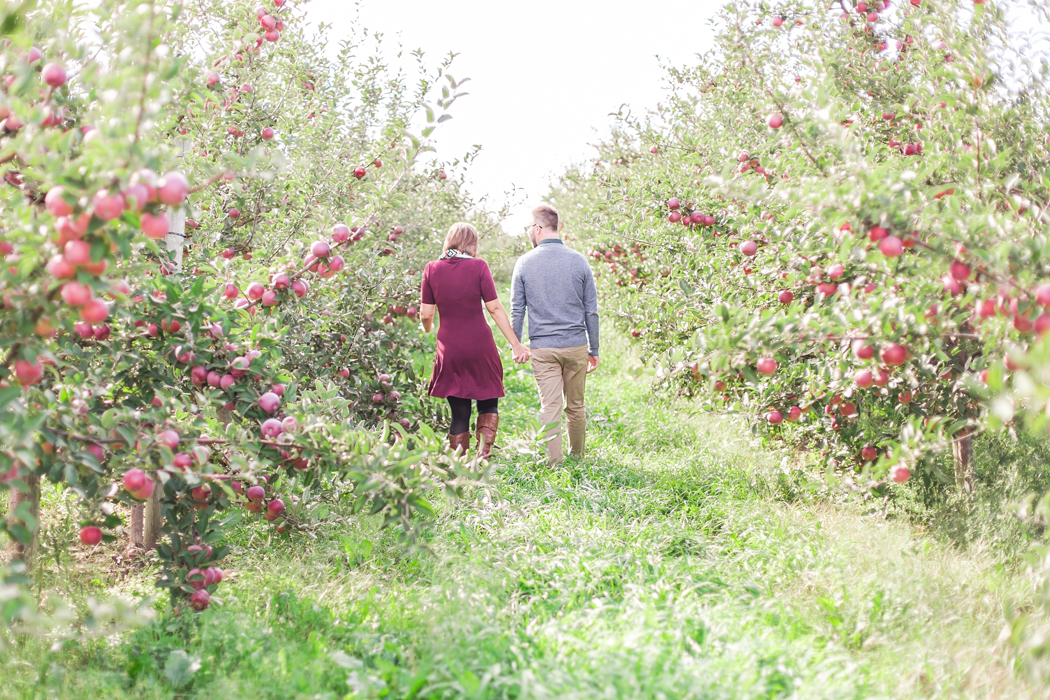 playful-fall-engagement-photos-at-hy's-cider-mill-ochard-in-bruce-township-michigan-by-courtney-carolyn-photography_0005.jpg