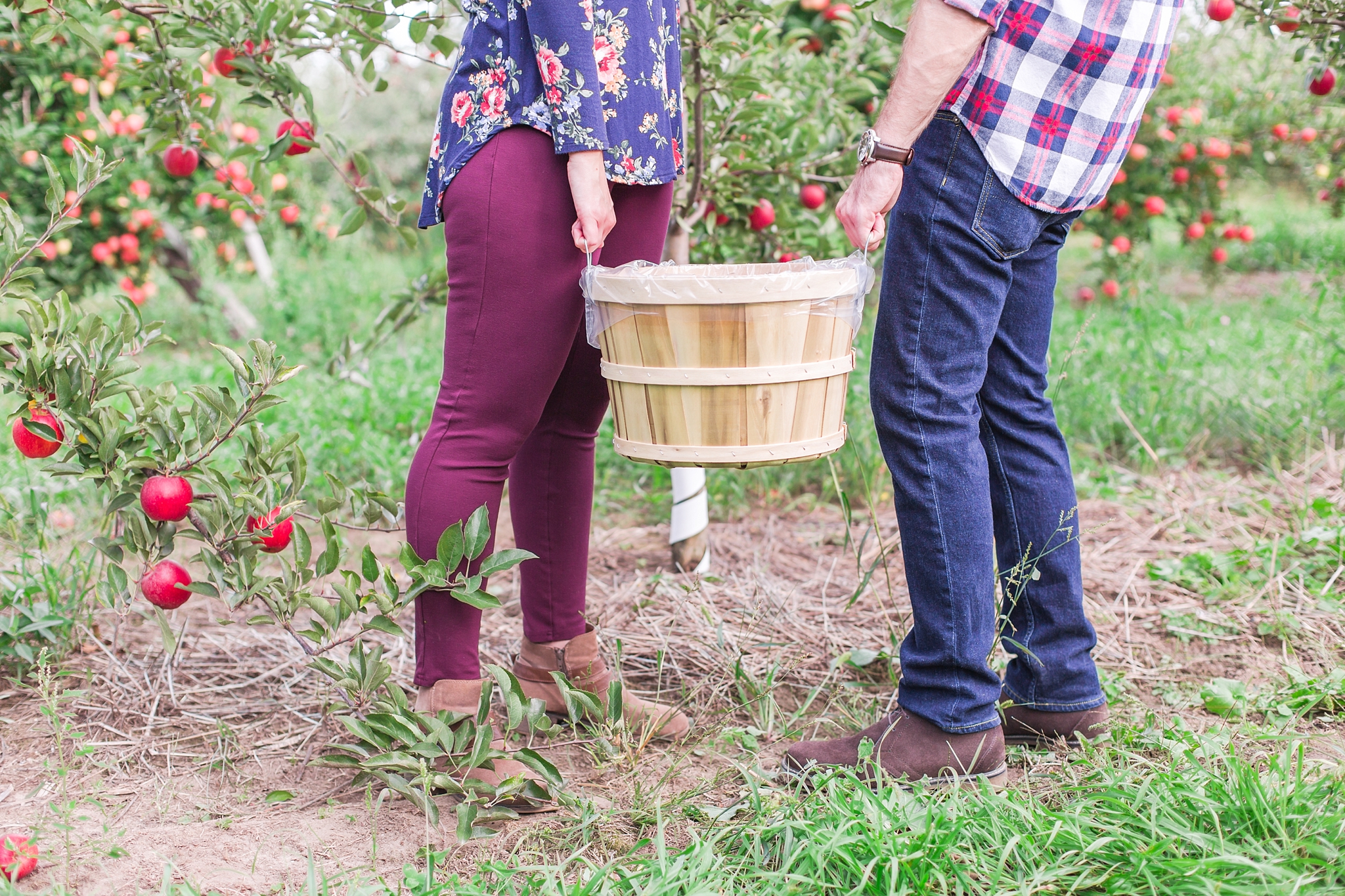 playful-fall-engagement-photos-at-hy's-cider-mill-ochard-in-bruce-township-michigan-by-courtney-carolyn-photography_0010.jpg