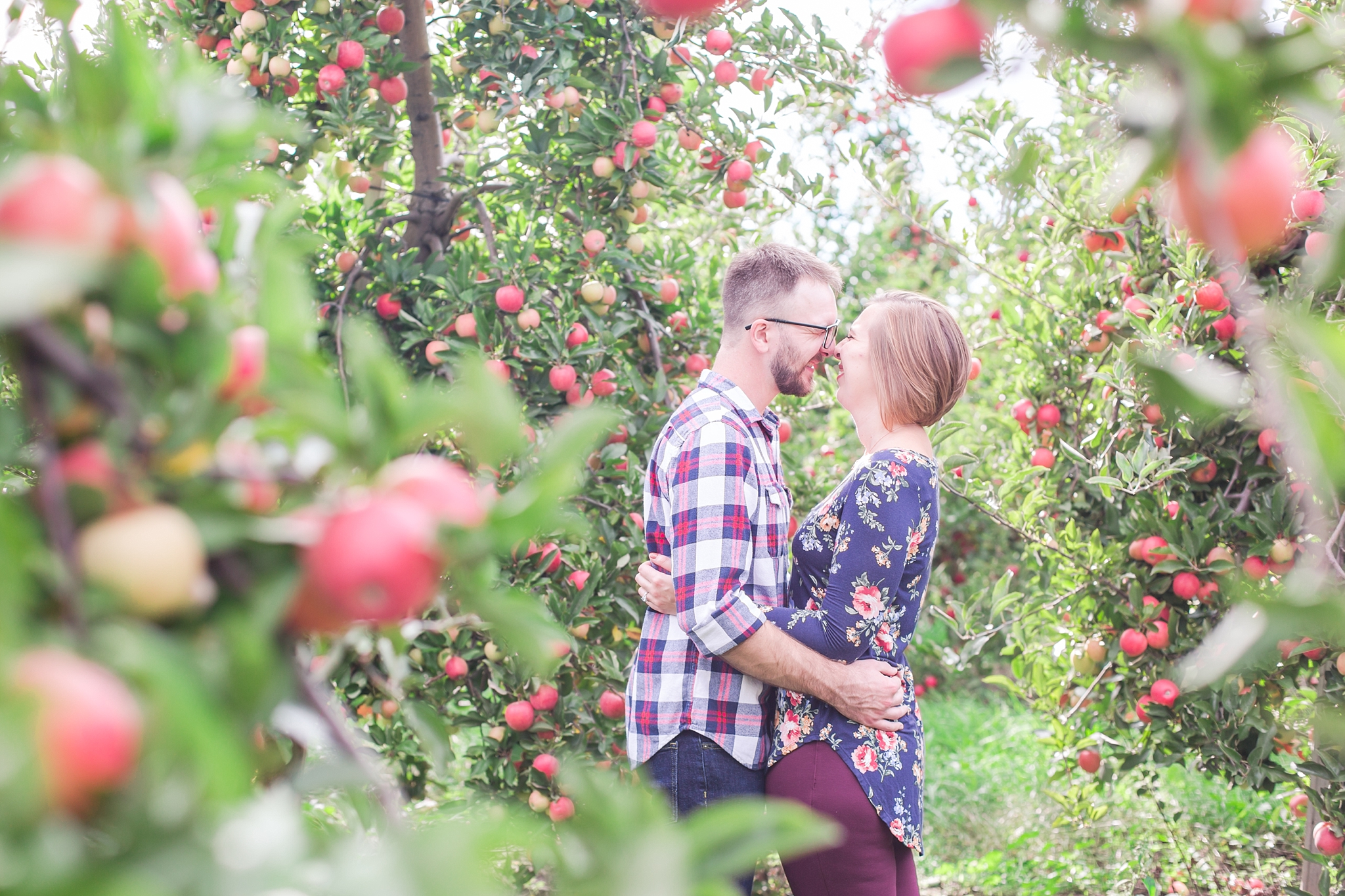 playful-fall-engagement-photos-at-hy's-cider-mill-ochard-in-bruce-township-michigan-by-courtney-carolyn-photography_0018.jpg