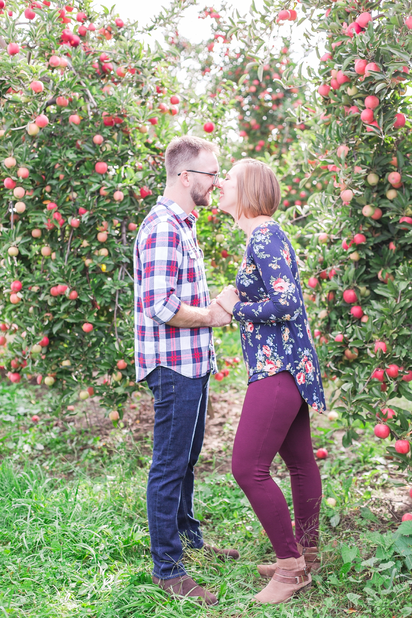 playful-fall-engagement-photos-at-hy's-cider-mill-ochard-in-bruce-township-michigan-by-courtney-carolyn-photography_0023.jpg