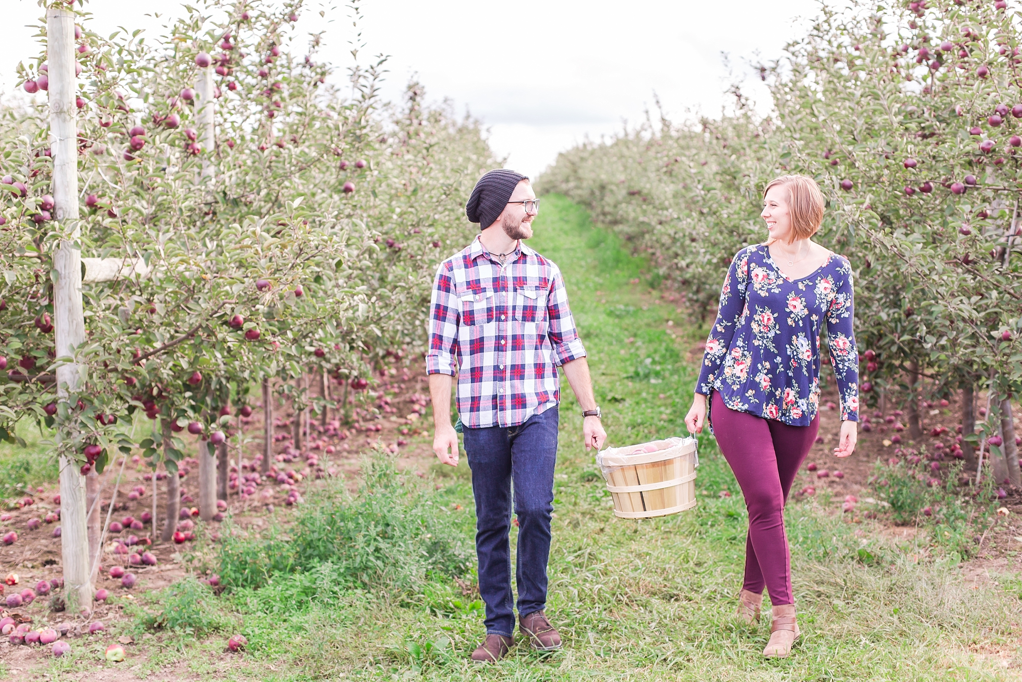 playful-fall-engagement-photos-at-hy's-cider-mill-ochard-in-bruce-township-michigan-by-courtney-carolyn-photography_0024.jpg