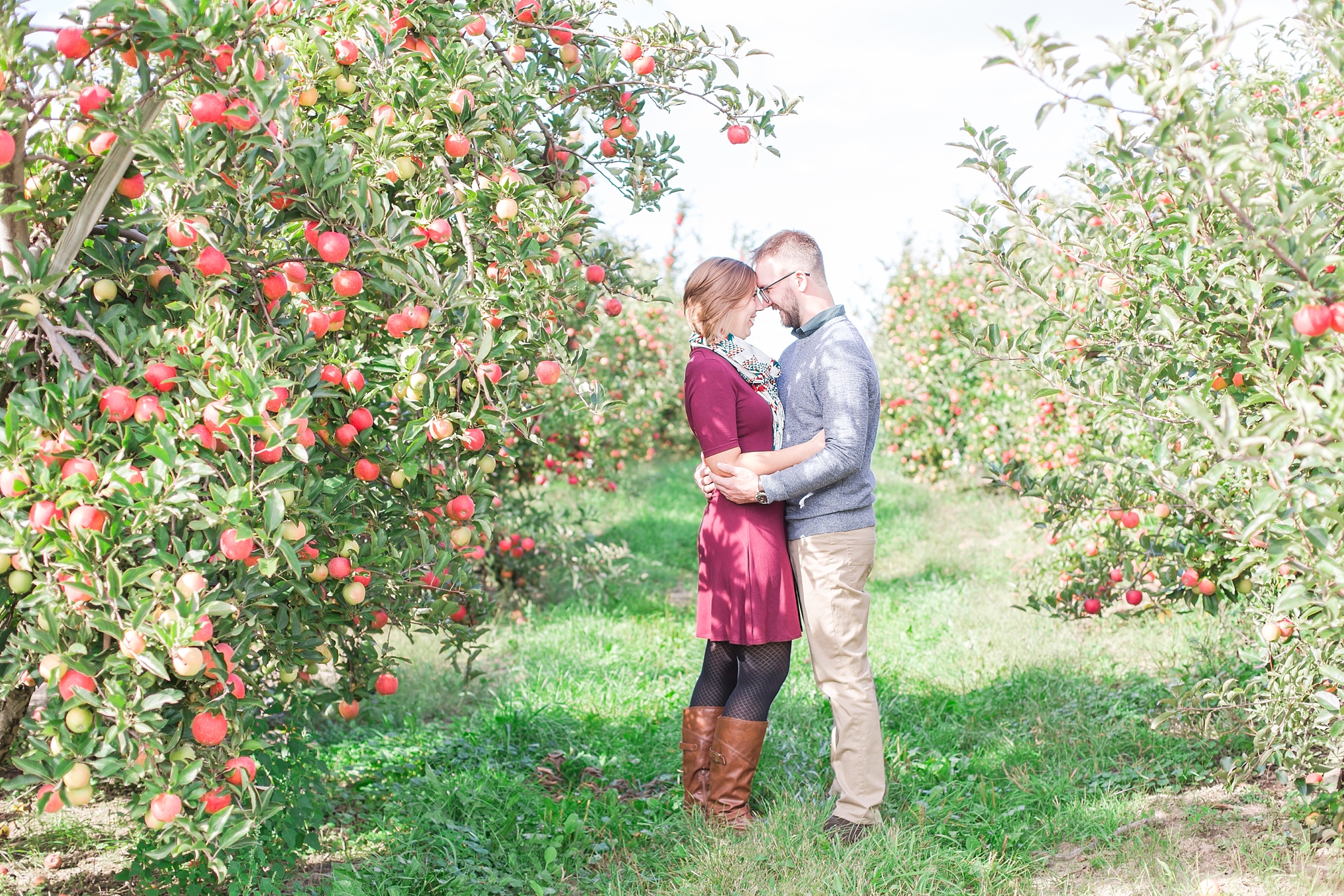 playful-fall-engagement-photos-at-hy's-cider-mill-ochard-in-bruce-township-michigan-by-courtney-carolyn-photography_0027.jpg