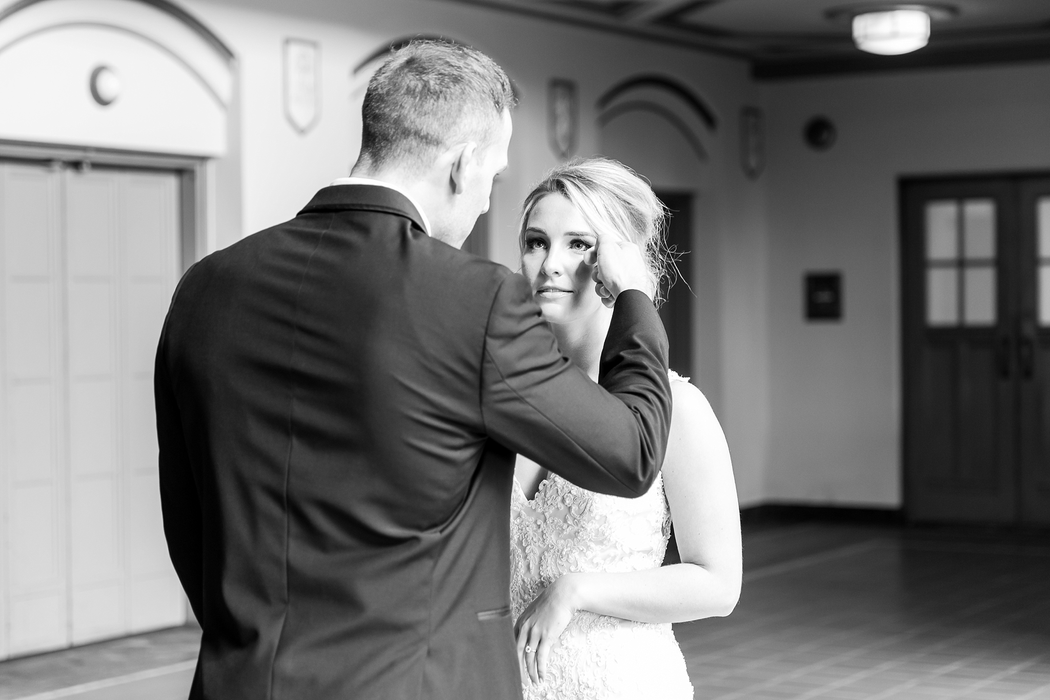 candid-romantic-wedding-photos-at-the-masonic-temple-belle-isle-detroit-institute-of-arts-in-detroit-michigan-by-courtney-carolyn-photography_0023.jpg