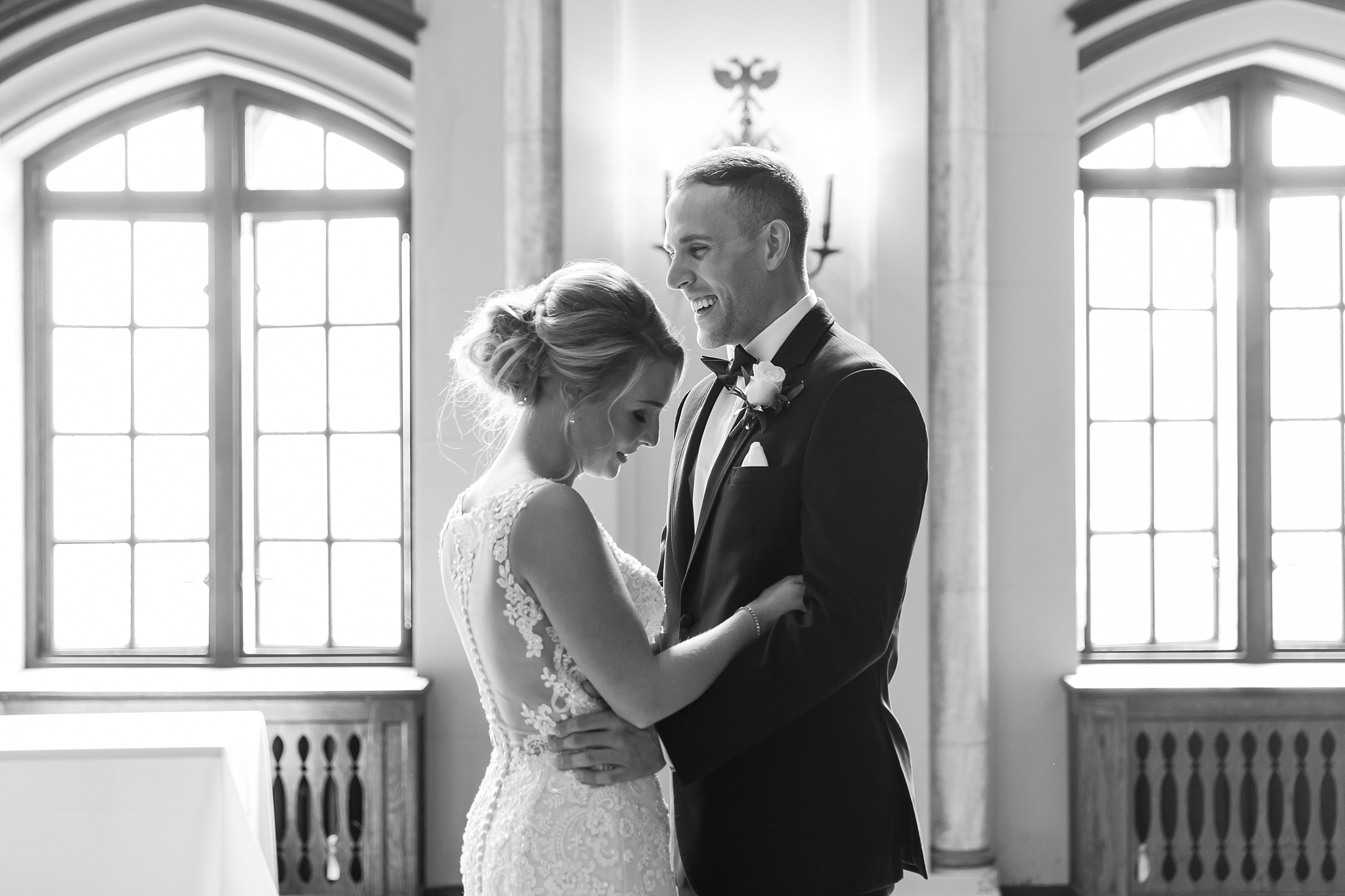 candid-romantic-wedding-photos-at-the-masonic-temple-belle-isle-detroit-institute-of-arts-in-detroit-michigan-by-courtney-carolyn-photography_0026.jpg