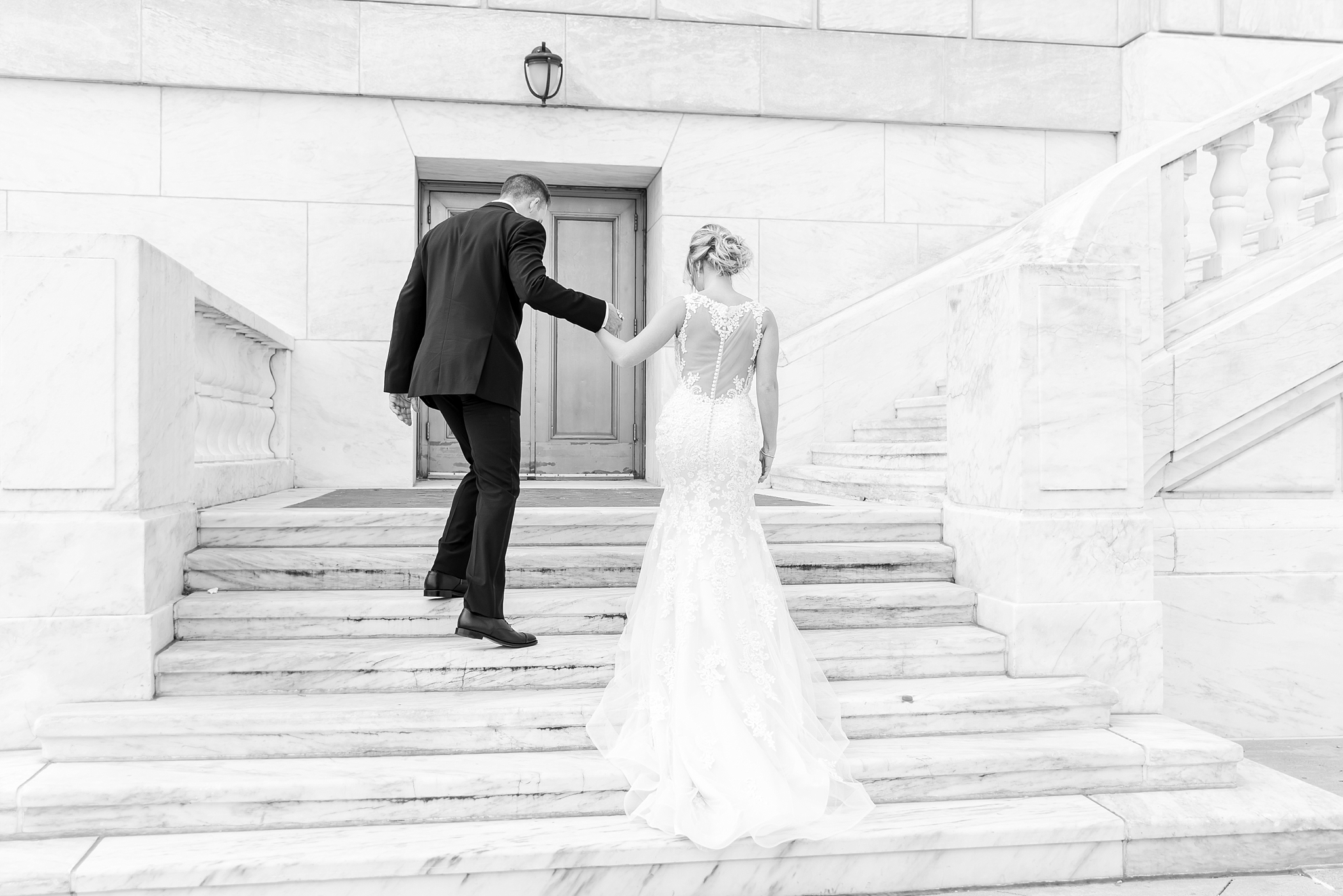 candid-romantic-wedding-photos-at-the-masonic-temple-belle-isle-detroit-institute-of-arts-in-detroit-michigan-by-courtney-carolyn-photography_0055.jpg
