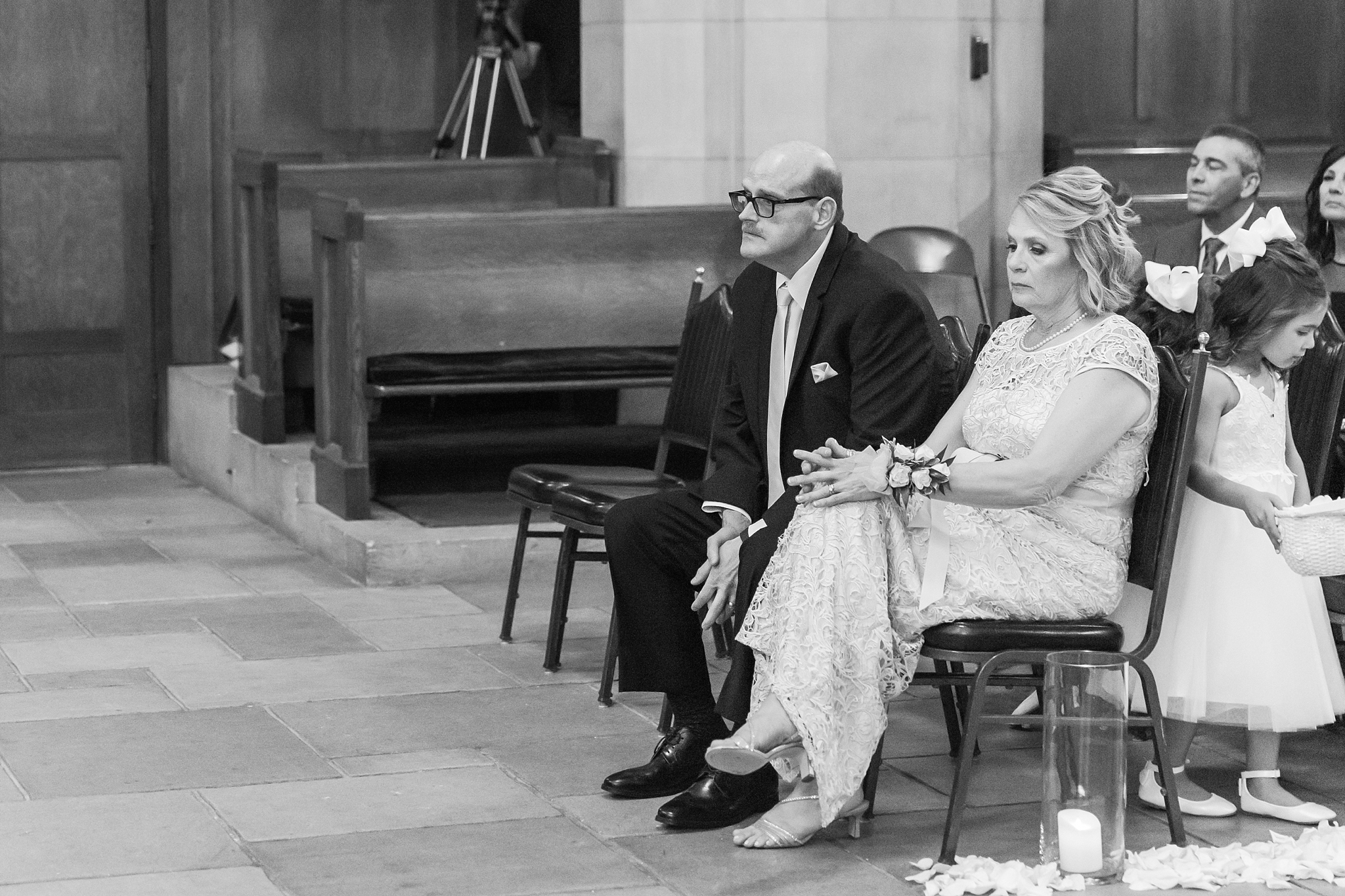 candid-romantic-wedding-photos-at-the-masonic-temple-belle-isle-detroit-institute-of-arts-in-detroit-michigan-by-courtney-carolyn-photography_0074.jpg