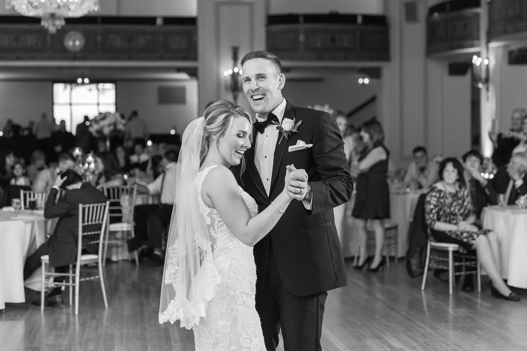 candid-romantic-wedding-photos-at-the-masonic-temple-belle-isle-detroit-institute-of-arts-in-detroit-michigan-by-courtney-carolyn-photography_0109.jpg