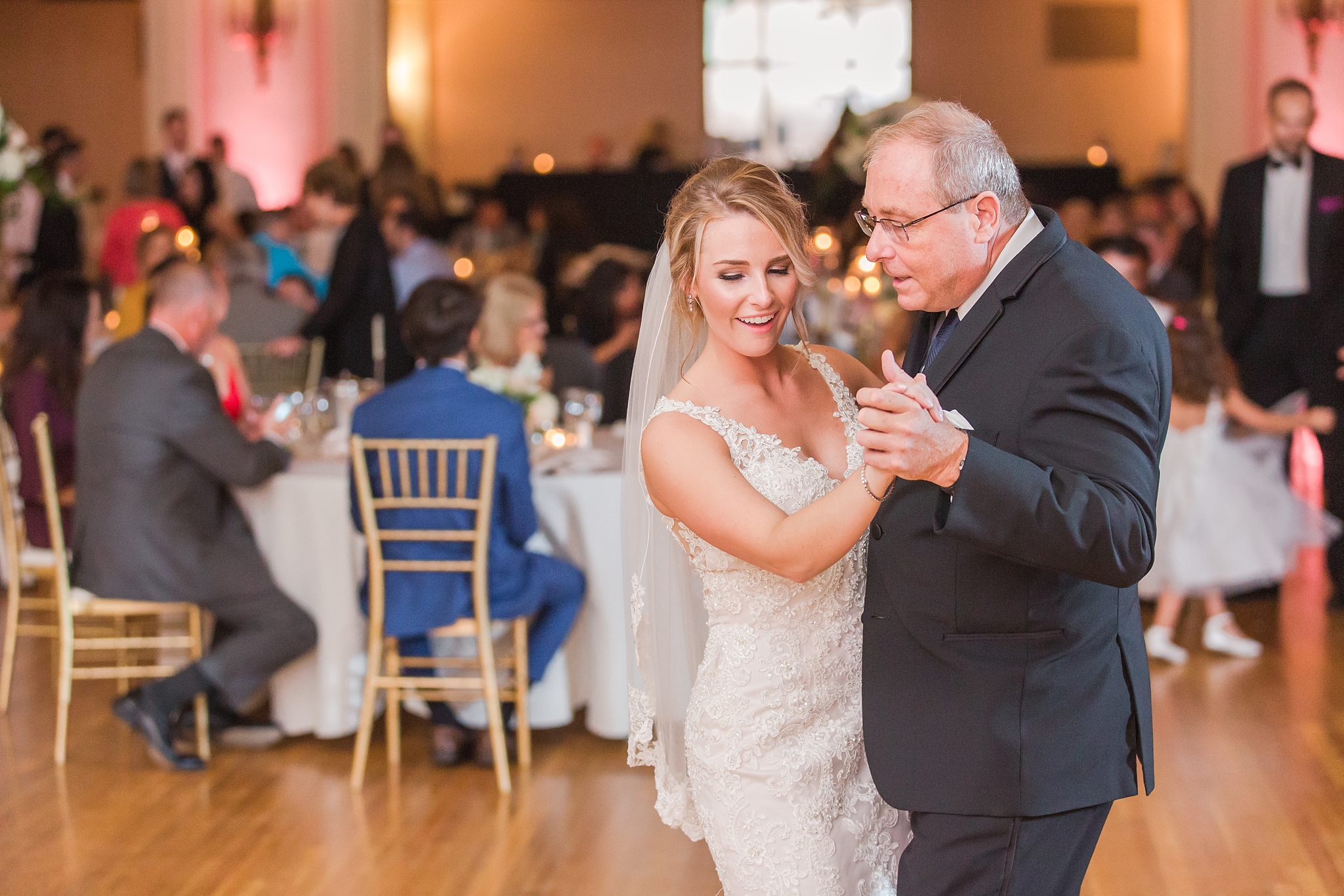 candid-romantic-wedding-photos-at-the-masonic-temple-belle-isle-detroit-institute-of-arts-in-detroit-michigan-by-courtney-carolyn-photography_0111.jpg