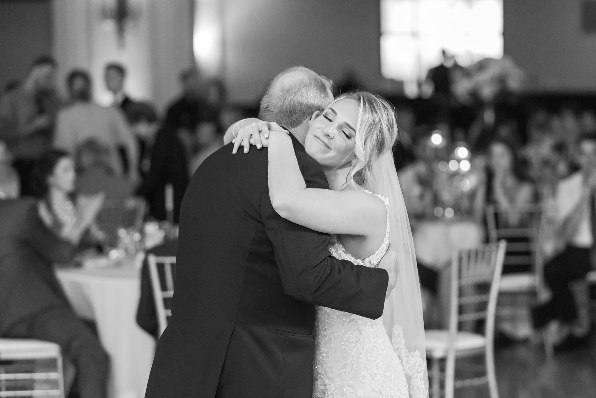 candid-romantic-wedding-photos-at-the-masonic-temple-belle-isle-detroit-institute-of-arts-in-detroit-michigan-by-courtney-carolyn-photography_0112.jpg