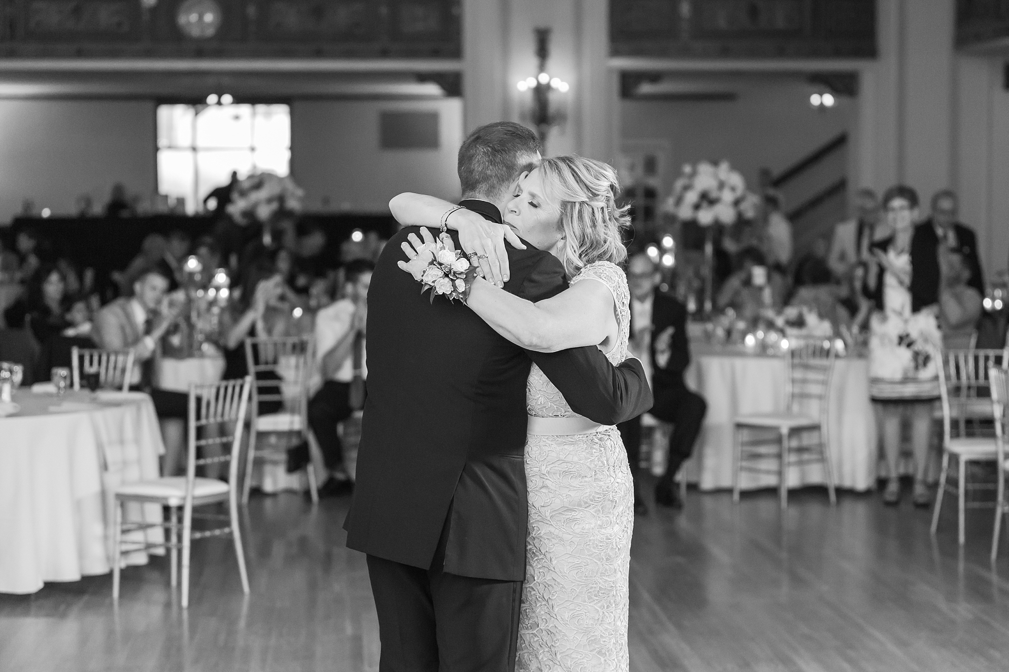 candid-romantic-wedding-photos-at-the-masonic-temple-belle-isle-detroit-institute-of-arts-in-detroit-michigan-by-courtney-carolyn-photography_0114.jpg